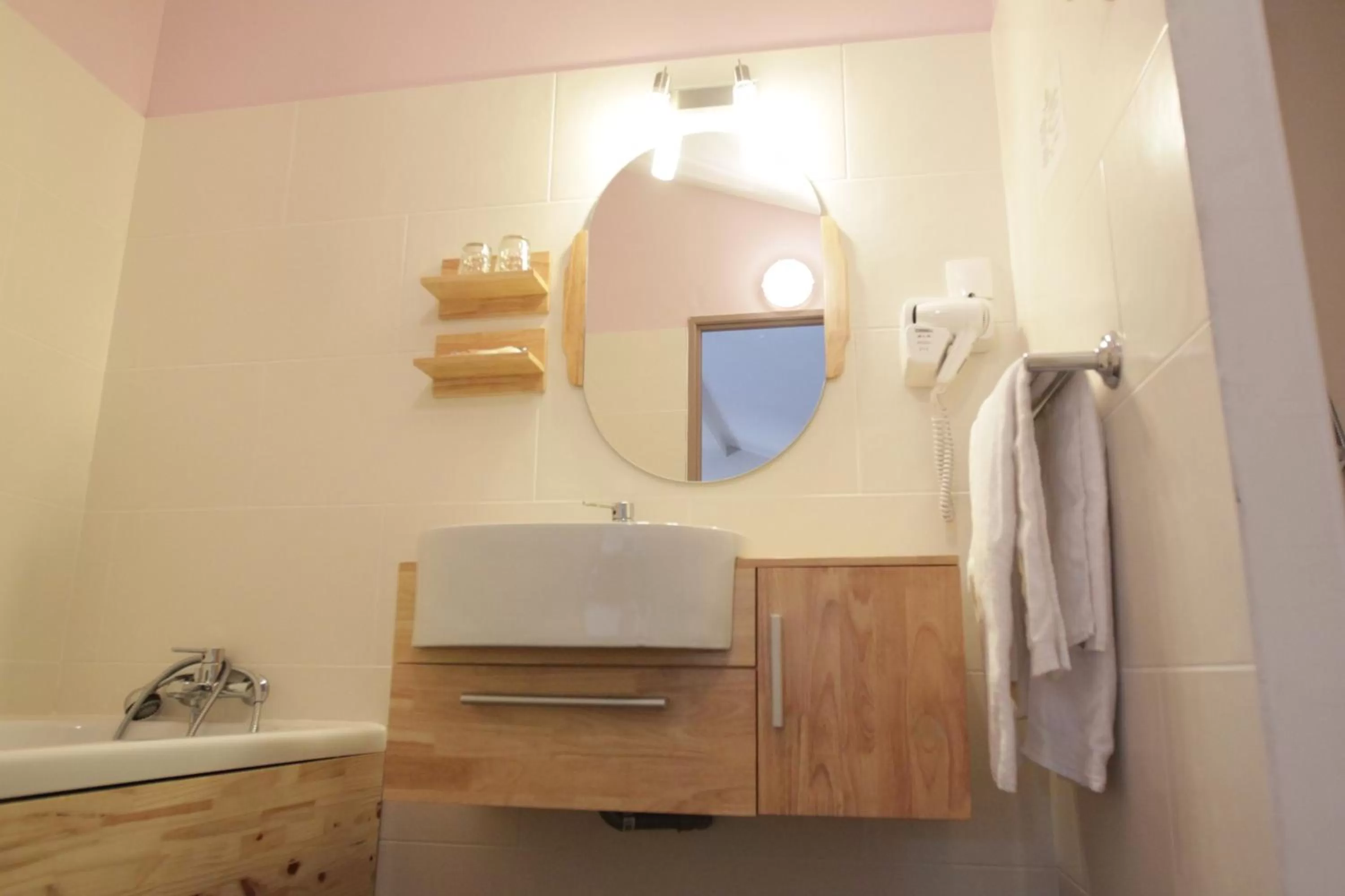 Bathroom in Urban Style, Hôtel Le Cheval Noir, Saint-Étienne