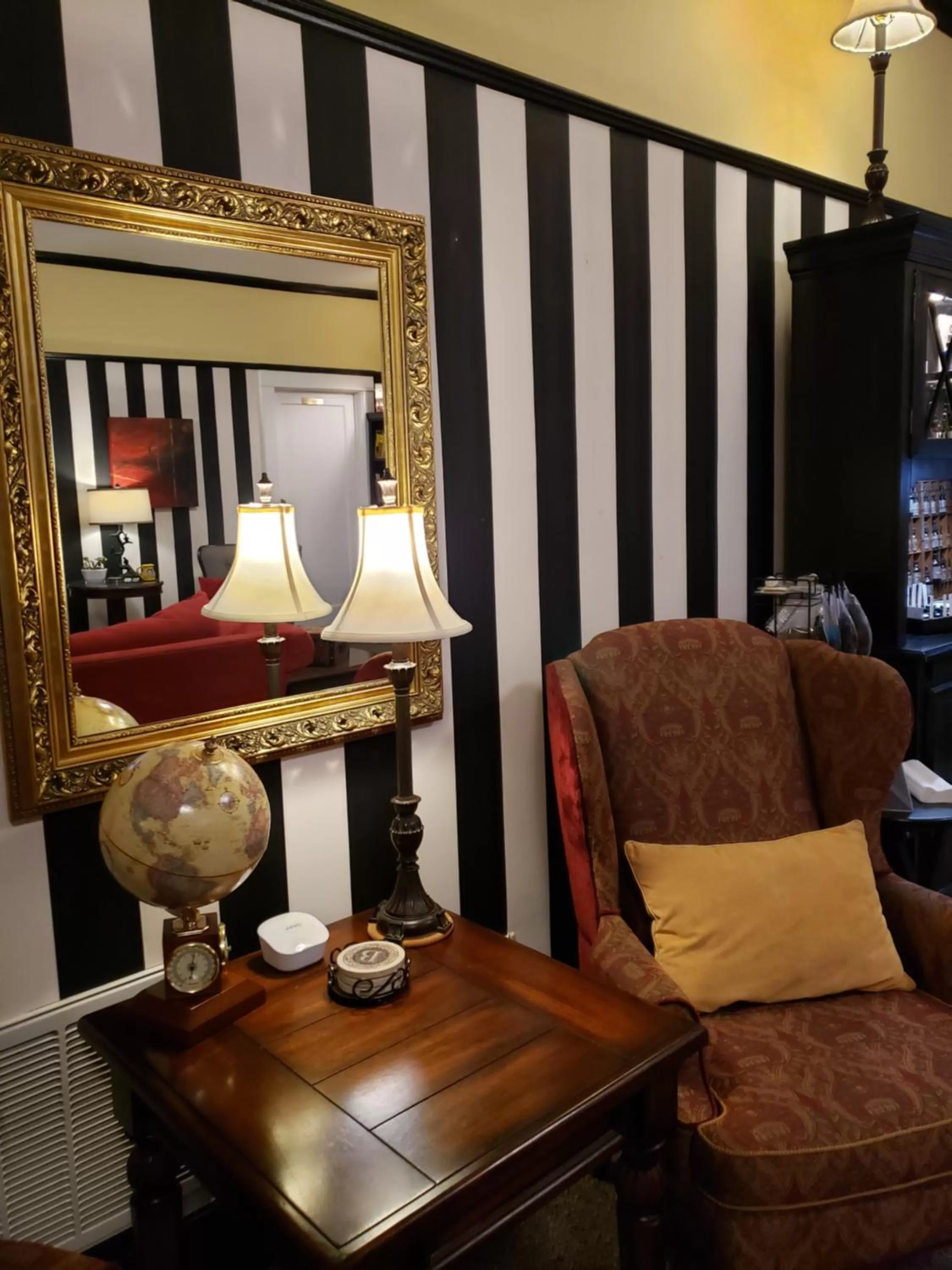 Seating area in Bayberry Inn B&B and Oregon Wellness Retreat