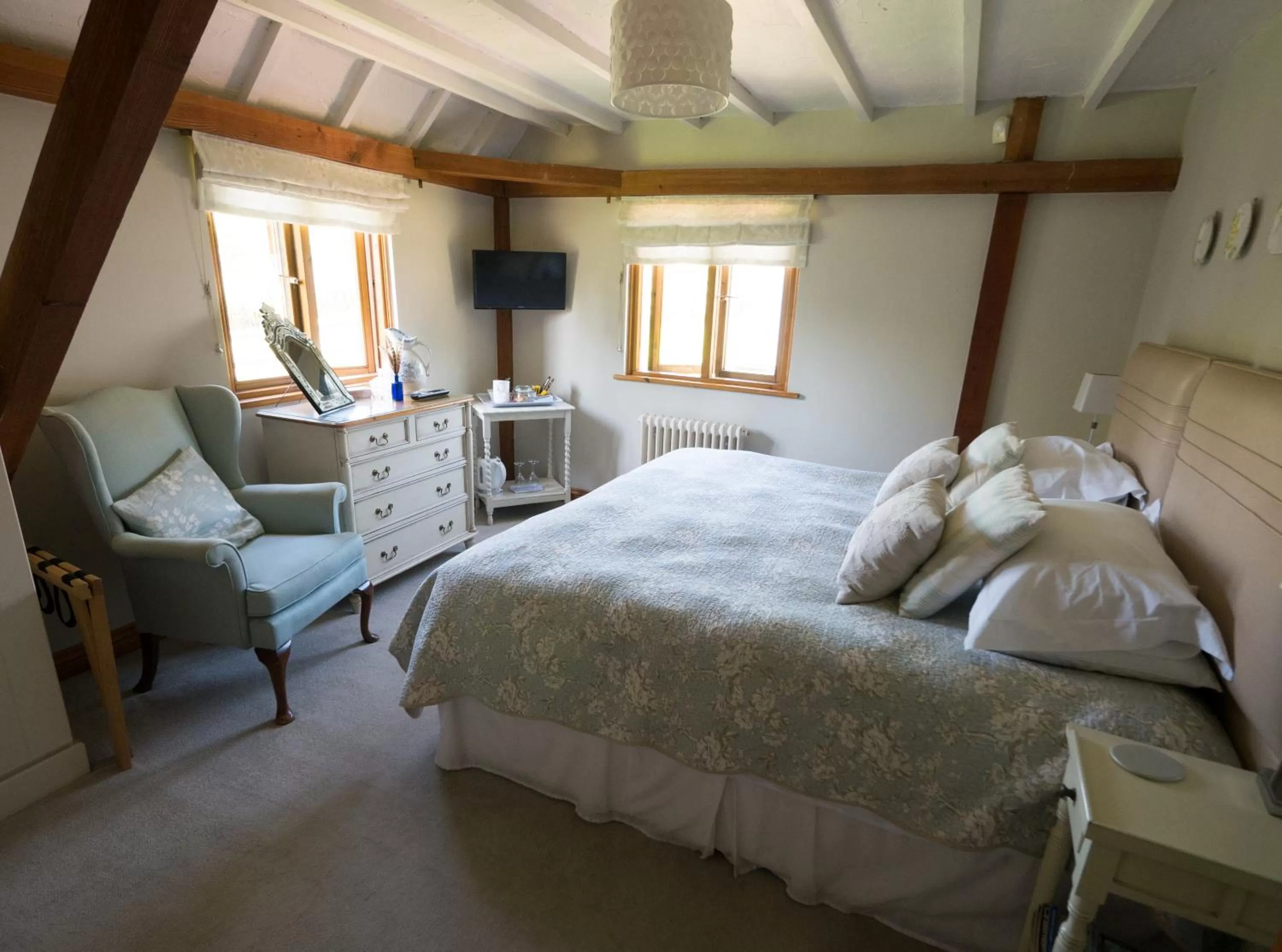 Bedroom, Bed in North Downs Barn