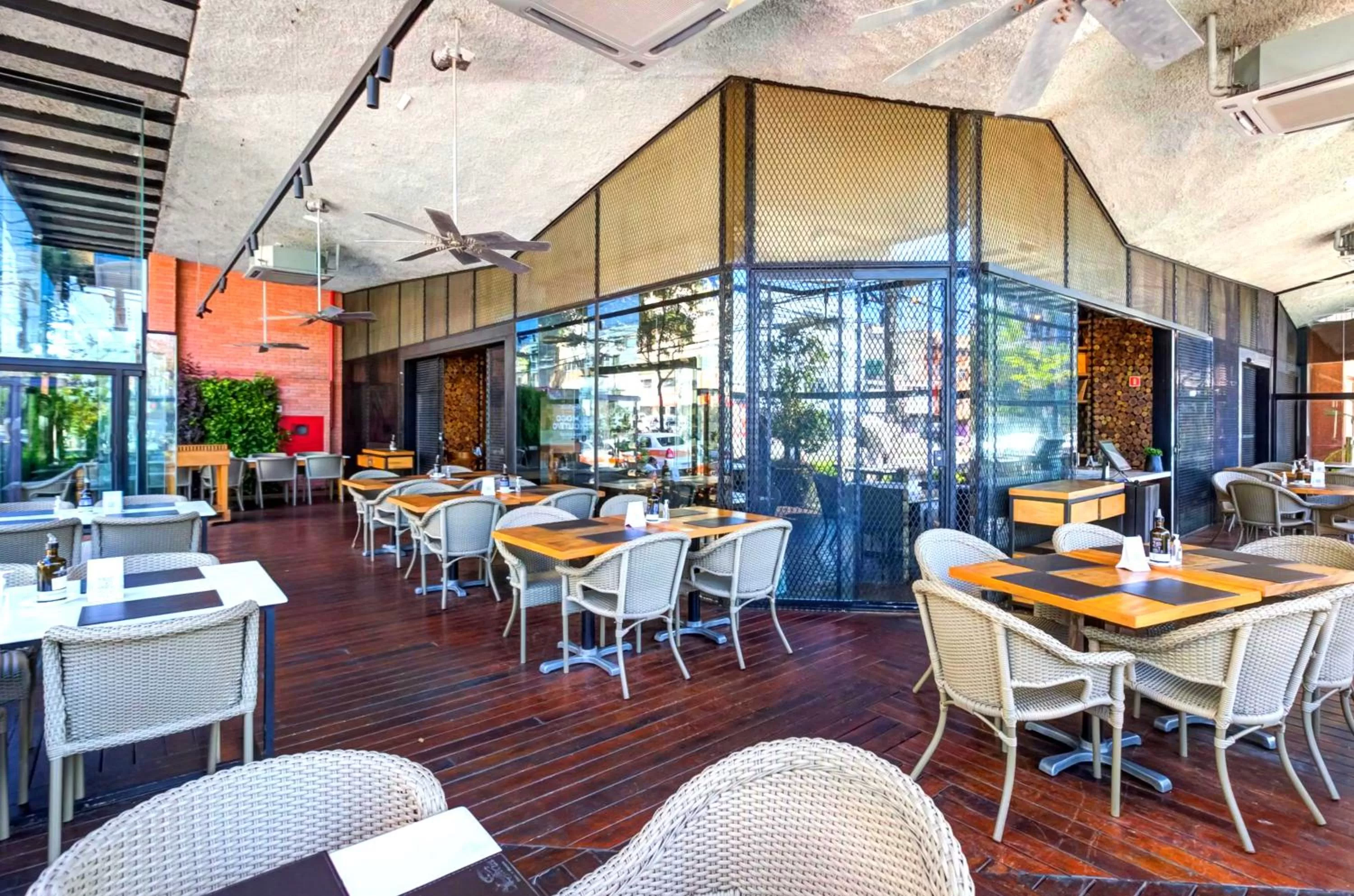 Restaurant/places to eat in ibis Vitoria Praia do Canto