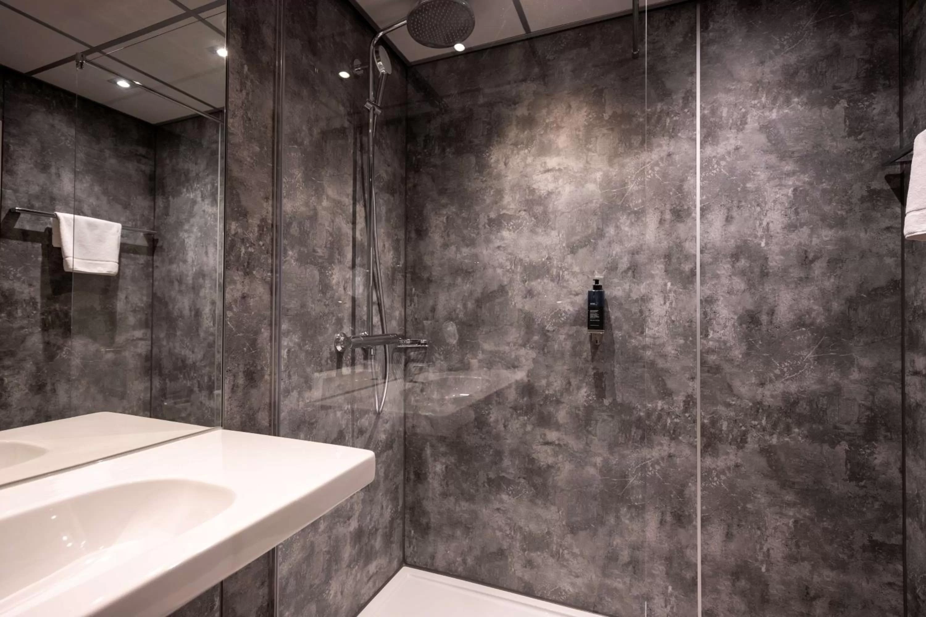Bathroom in Flonk Hotel Groningen Zuid, BW Signature Collection