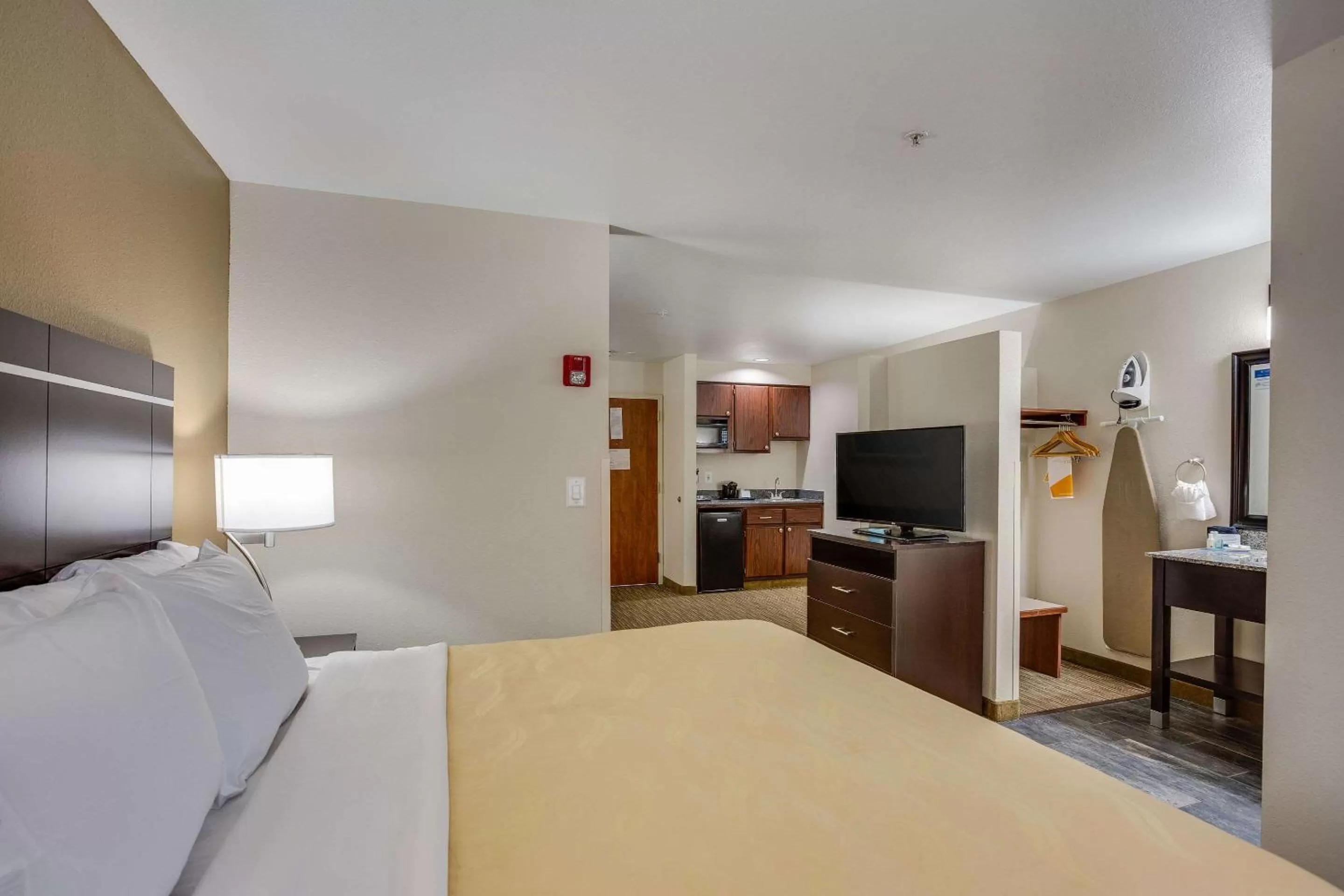 Photo of the whole room, Bed in Quality Inn & Suites Meridian - West Boise