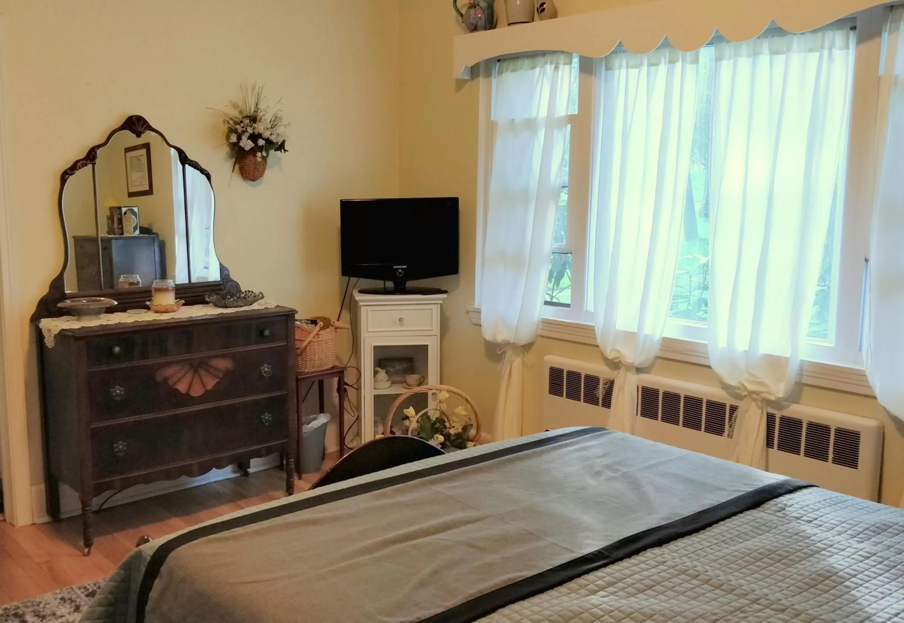 TV and multimedia, Bed in Maurrocks - A Pocono Mountains B&B
