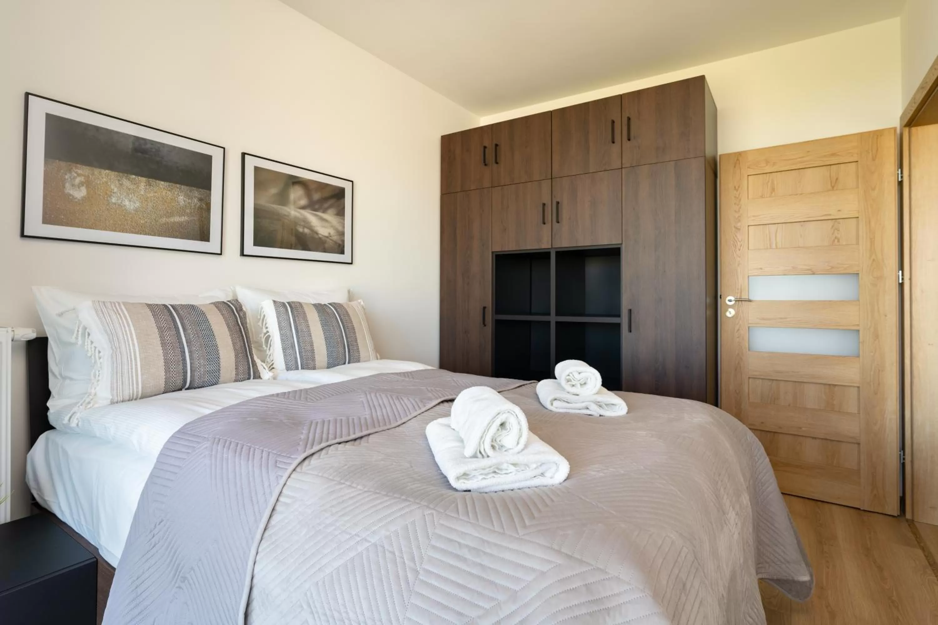 Bed in Symphony Modern Tower Apartamenty