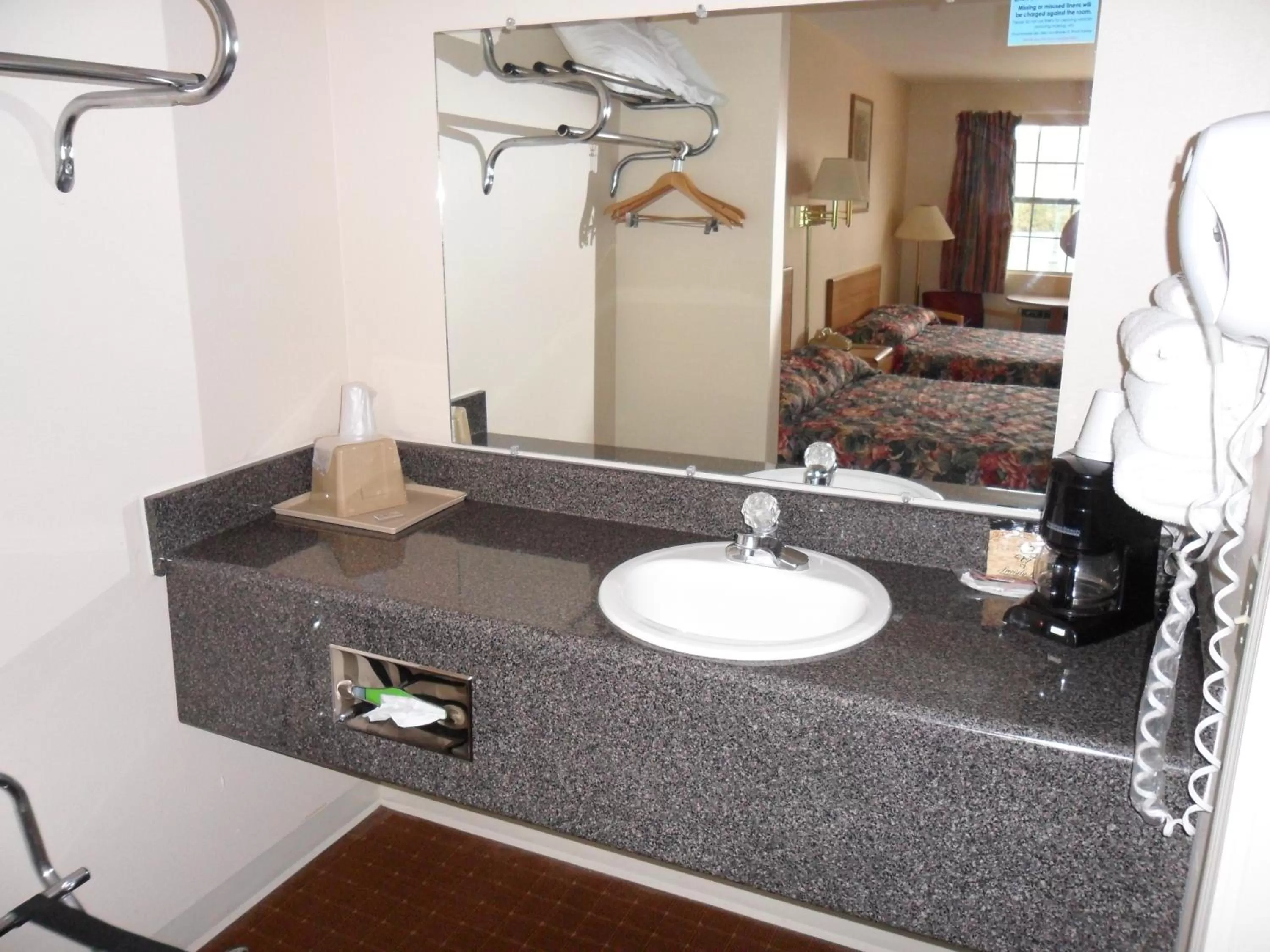 Coffee/tea facilities, Bed in Regency Inn Eureka Springs