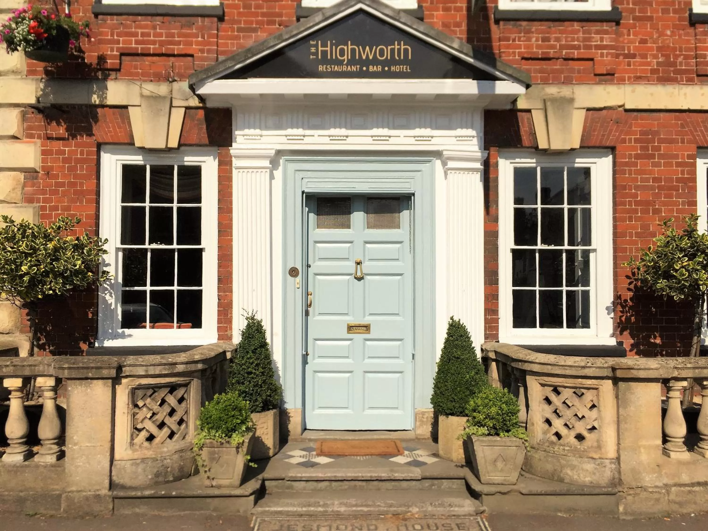 Facade/entrance in The Highworth Hotel