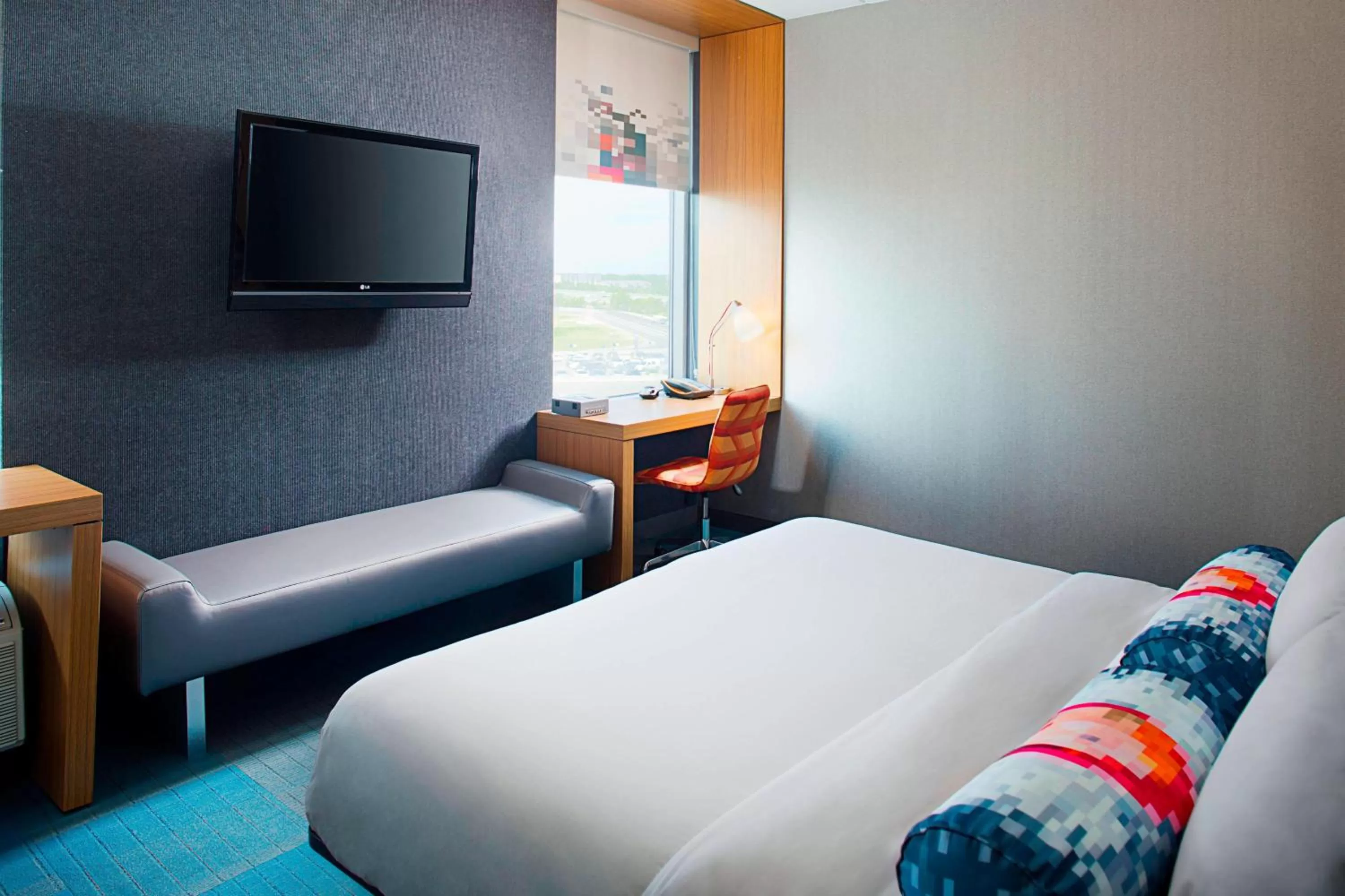 Standard King Room in Aloft Philadelphia Airport