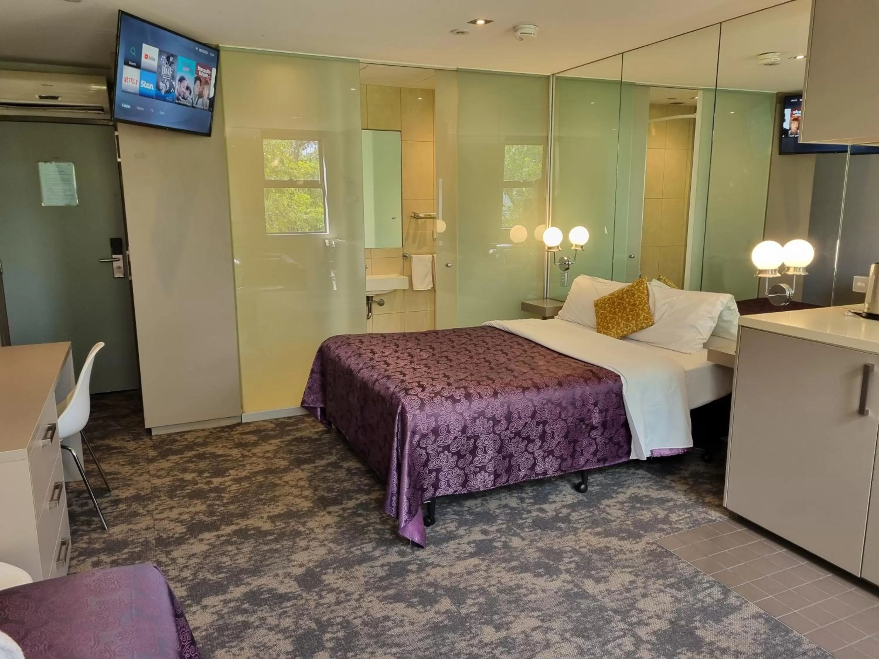 TV and multimedia, Bed in MVV Motel & Comfy Kew Apartments