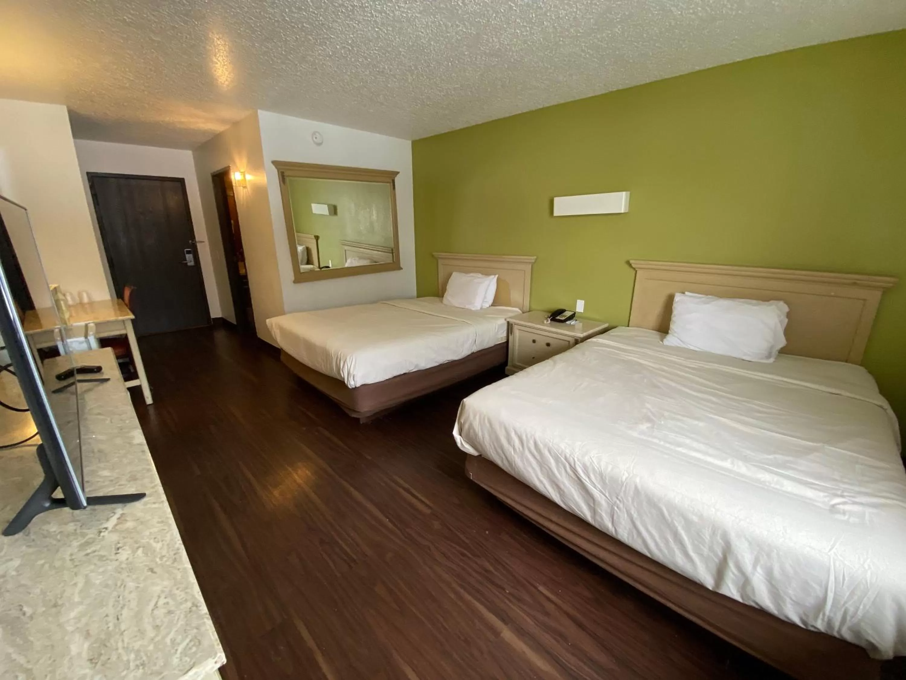 Photo of the whole room, Bed in Skylight Inn Willoughby - Cleveland Mentor