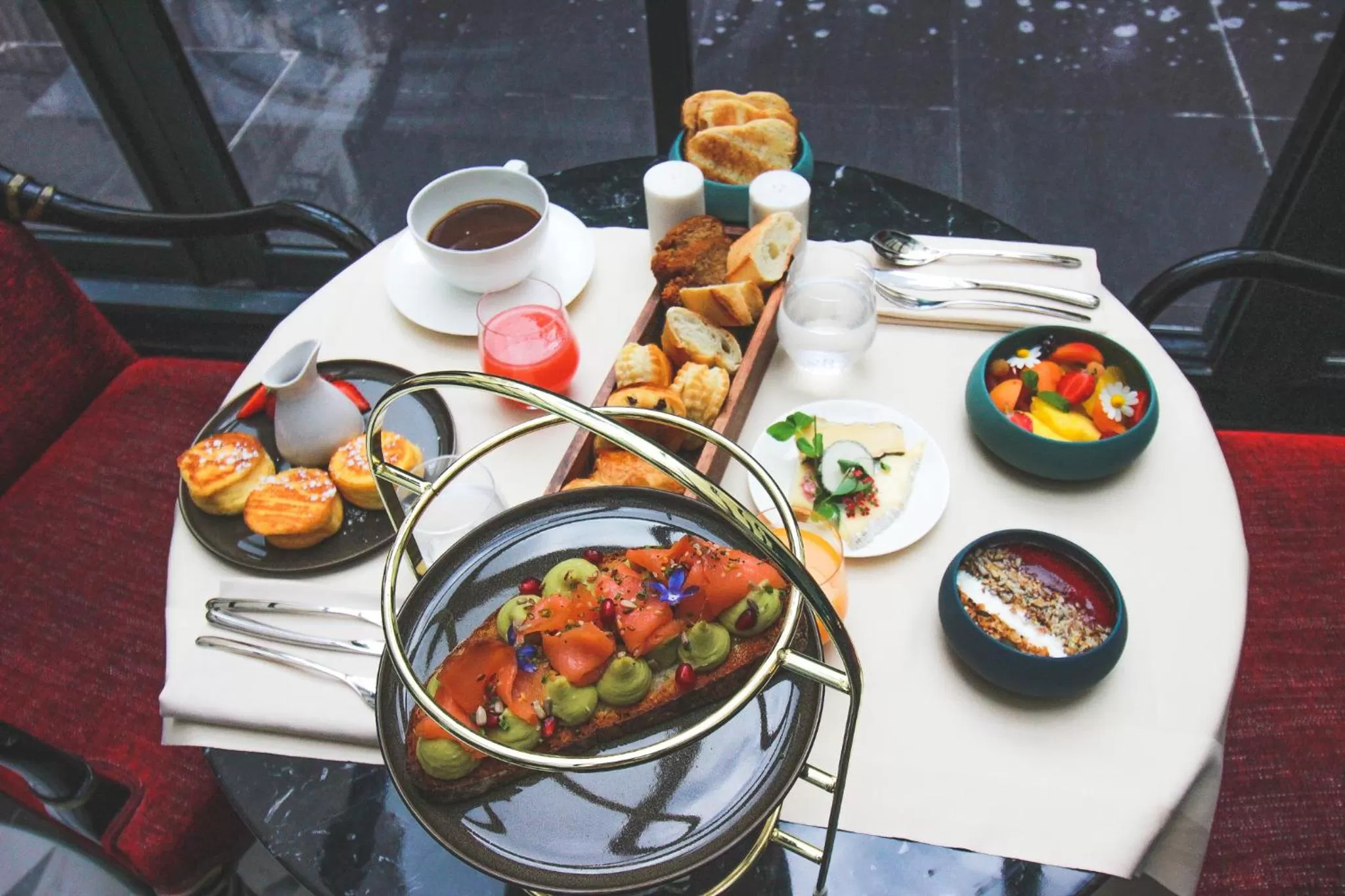 Restaurant/places to eat in Paris j'Adore Hotel & Spa