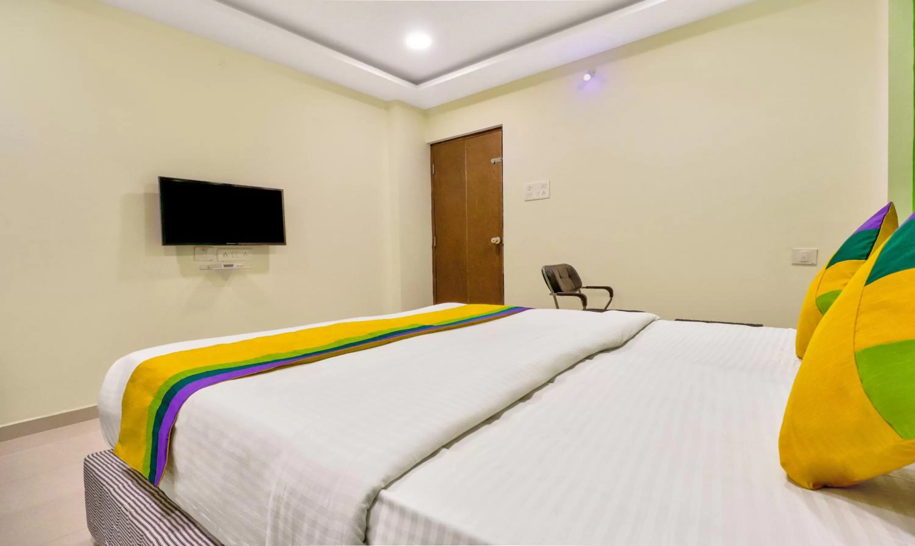 Bedroom, Bed in Itsy Hotels Carnival Inn