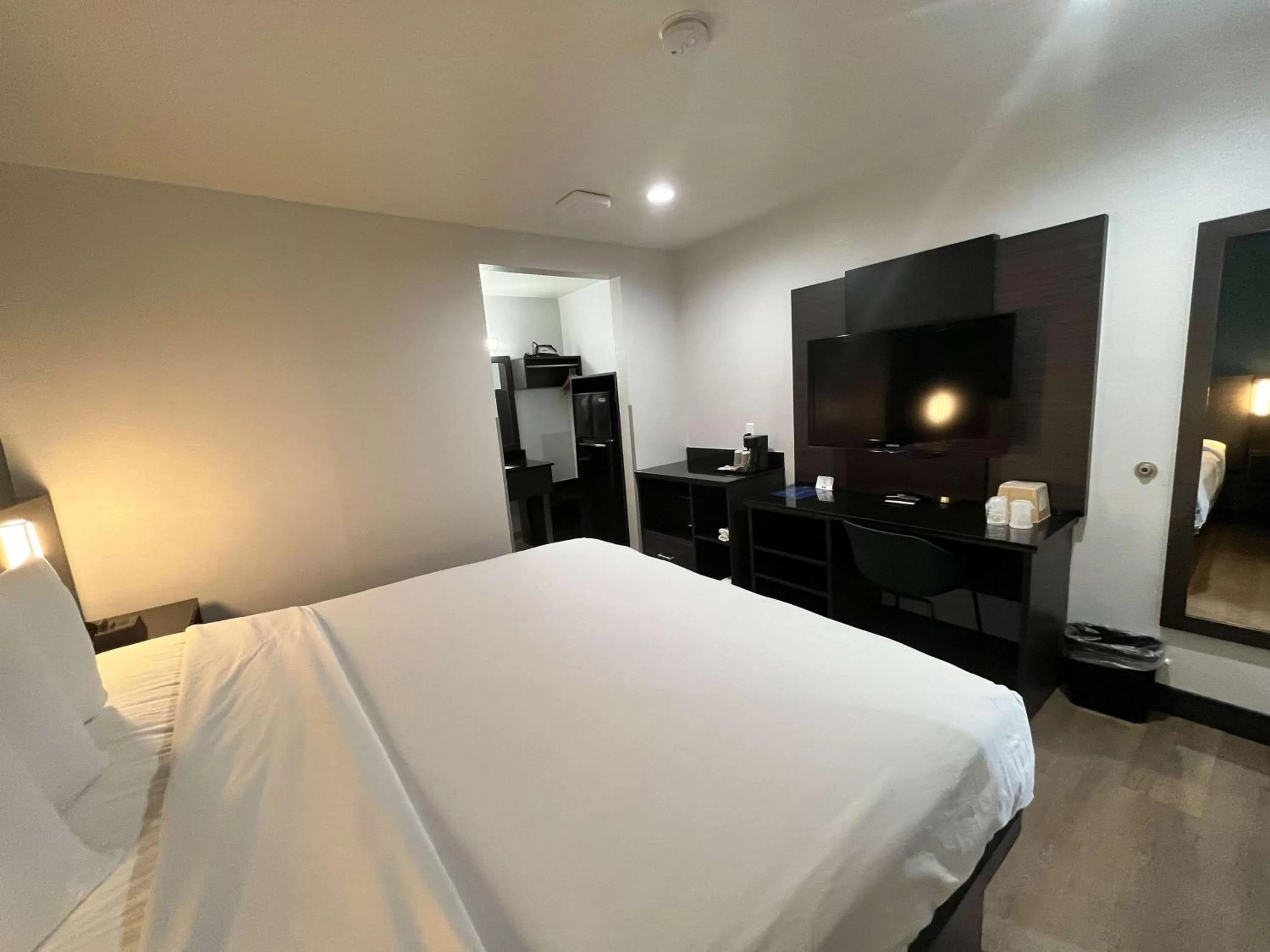 Photo of the whole room, Bed in Studio 6 Suites Escondido CA