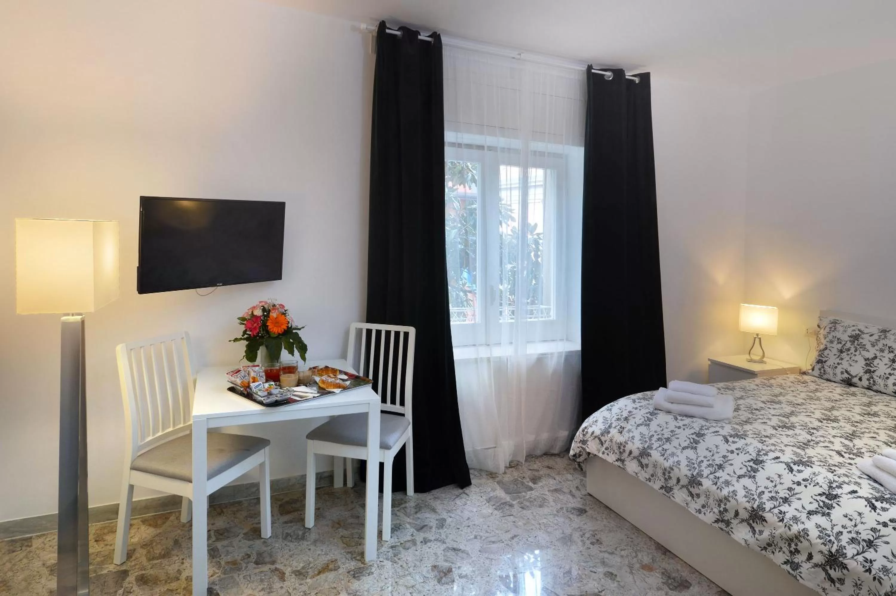 Photo of the whole room, TV/Entertainment Center in La Locanda Dell'Arte-Museo