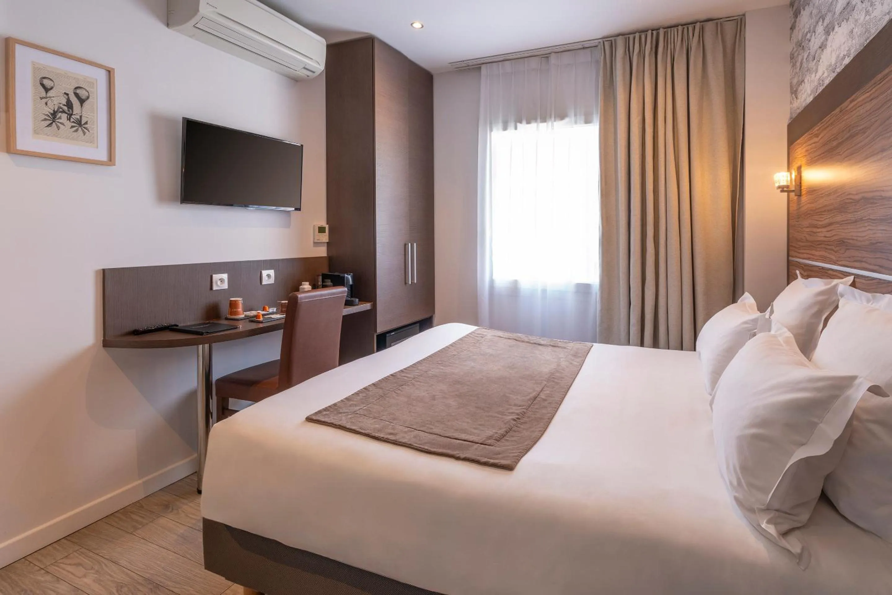 Bed in Hotel Apolonia Paris Mouffetard, Sure Hotel Collection by Best Western