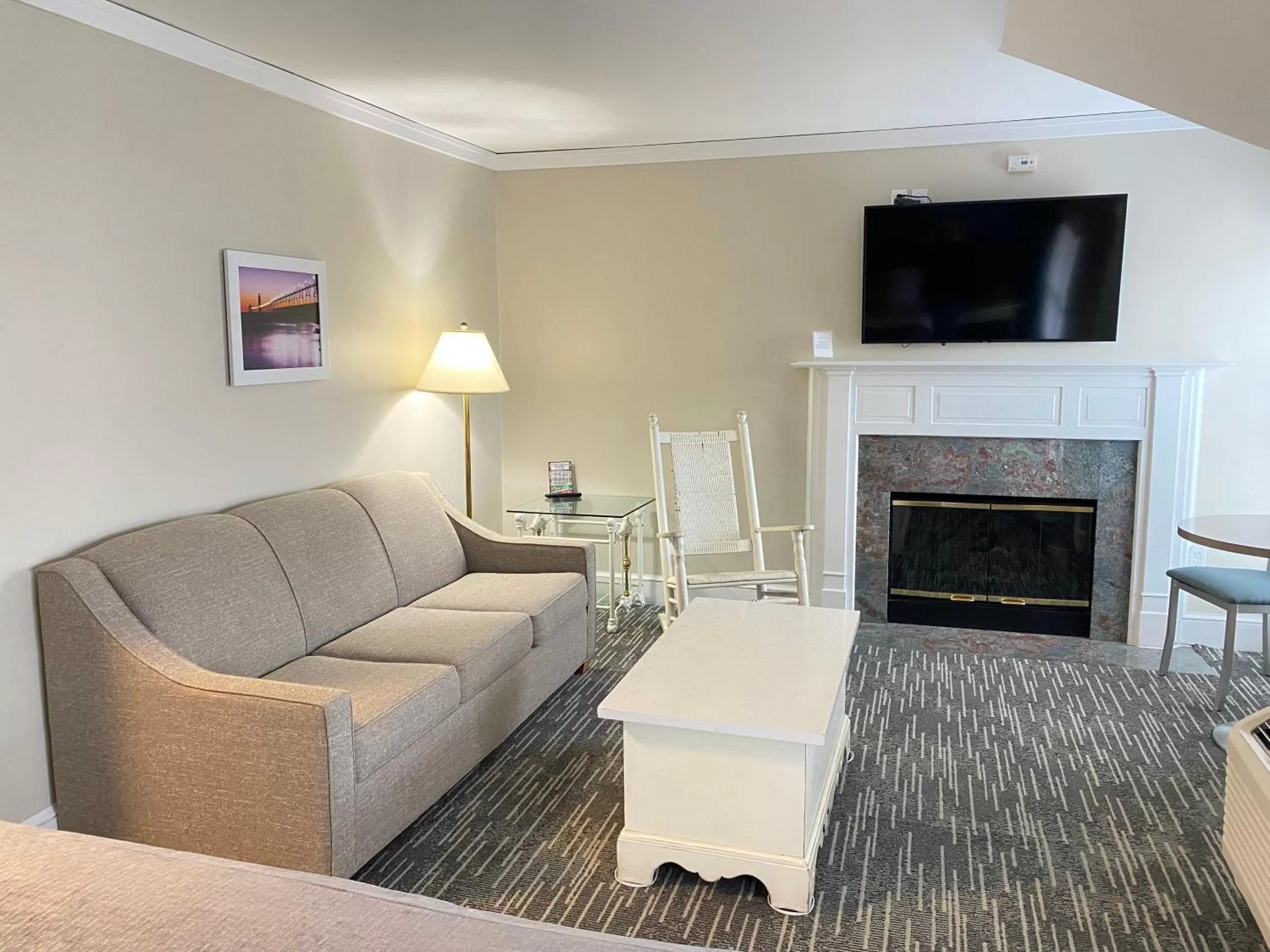 Bed in Harbor House Inn