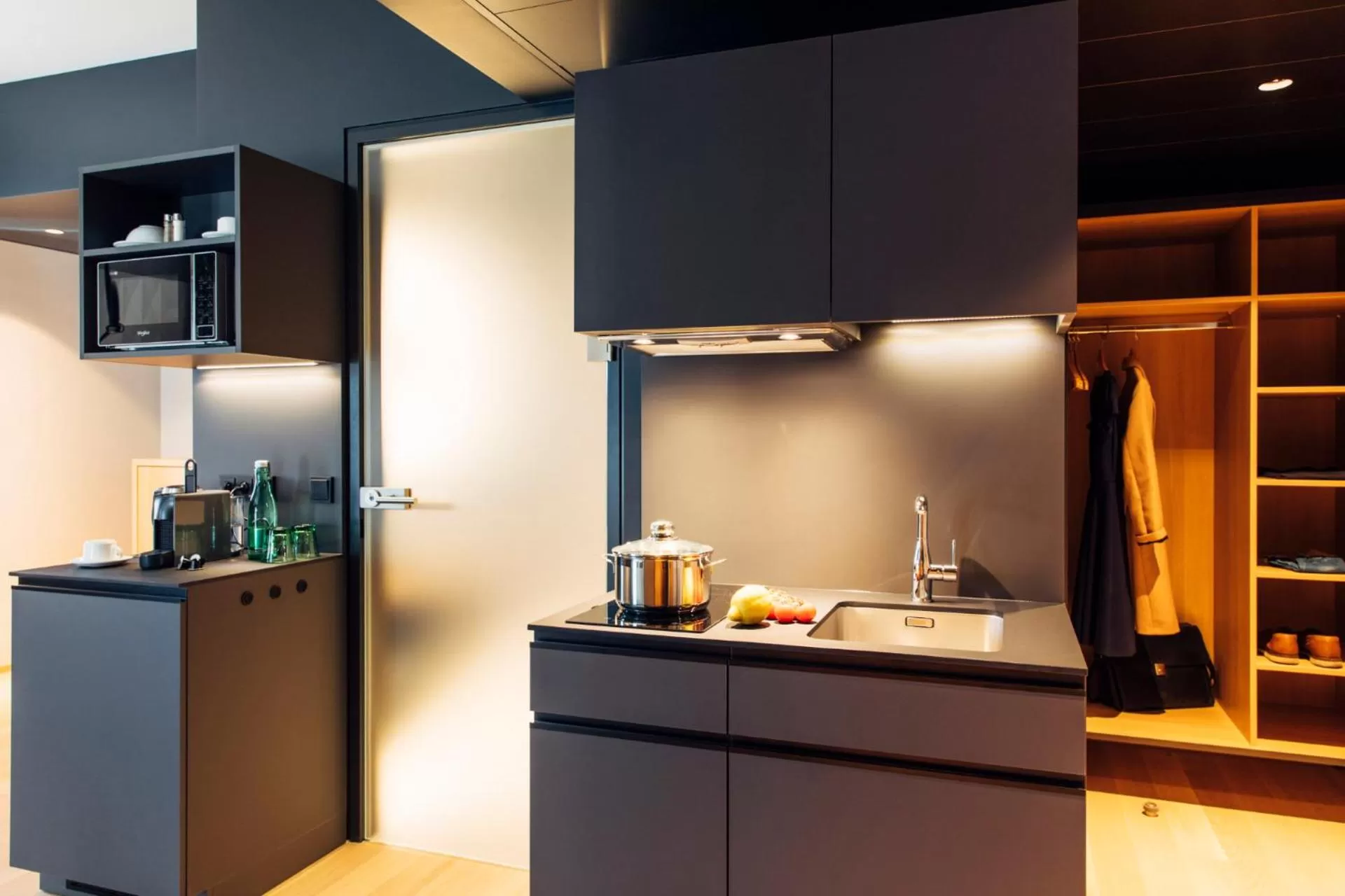 Kitchen or kitchenette in harry's home Steyr hotel & apartments