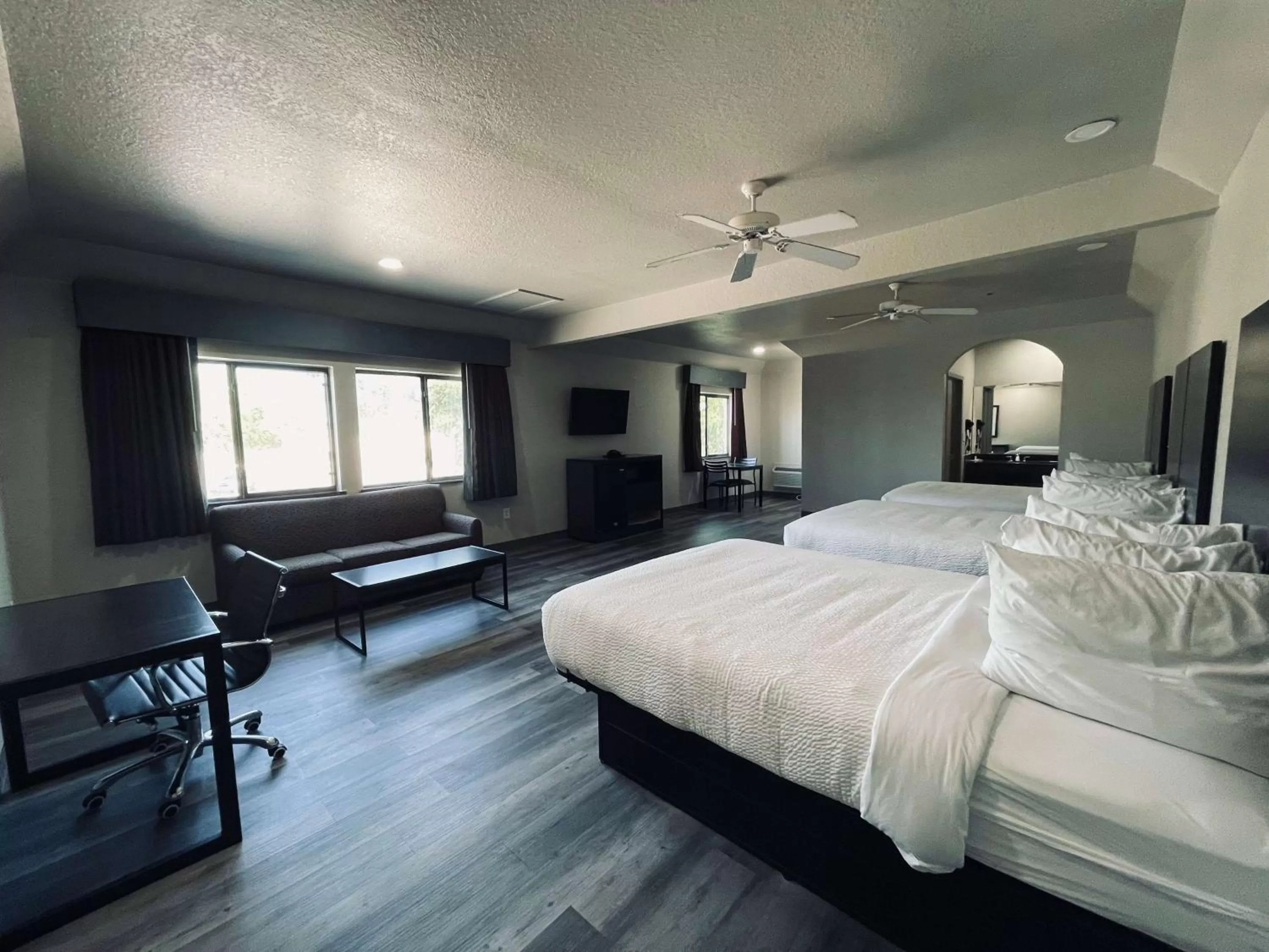 Photo of the whole room, Bed in Days Inn by Wyndham Dickinson TX