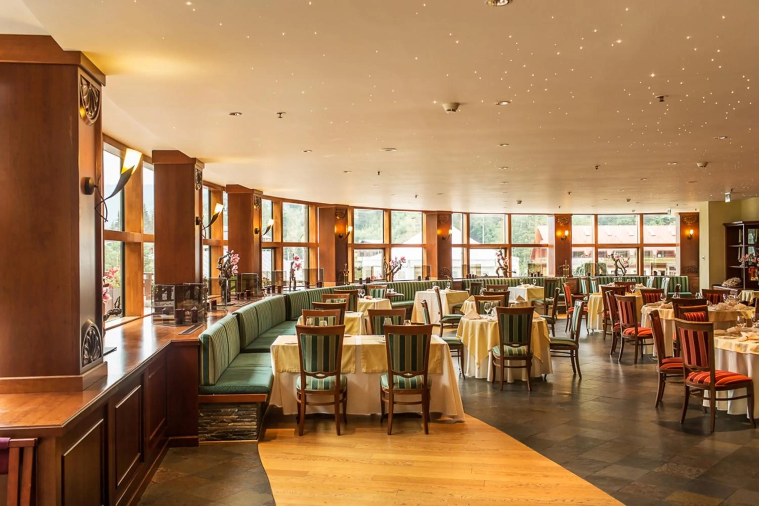 Restaurant/places to eat in Lux Garden Hotel