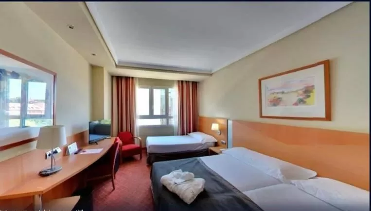 Photo of the whole room, Bed in Silken Luis de León