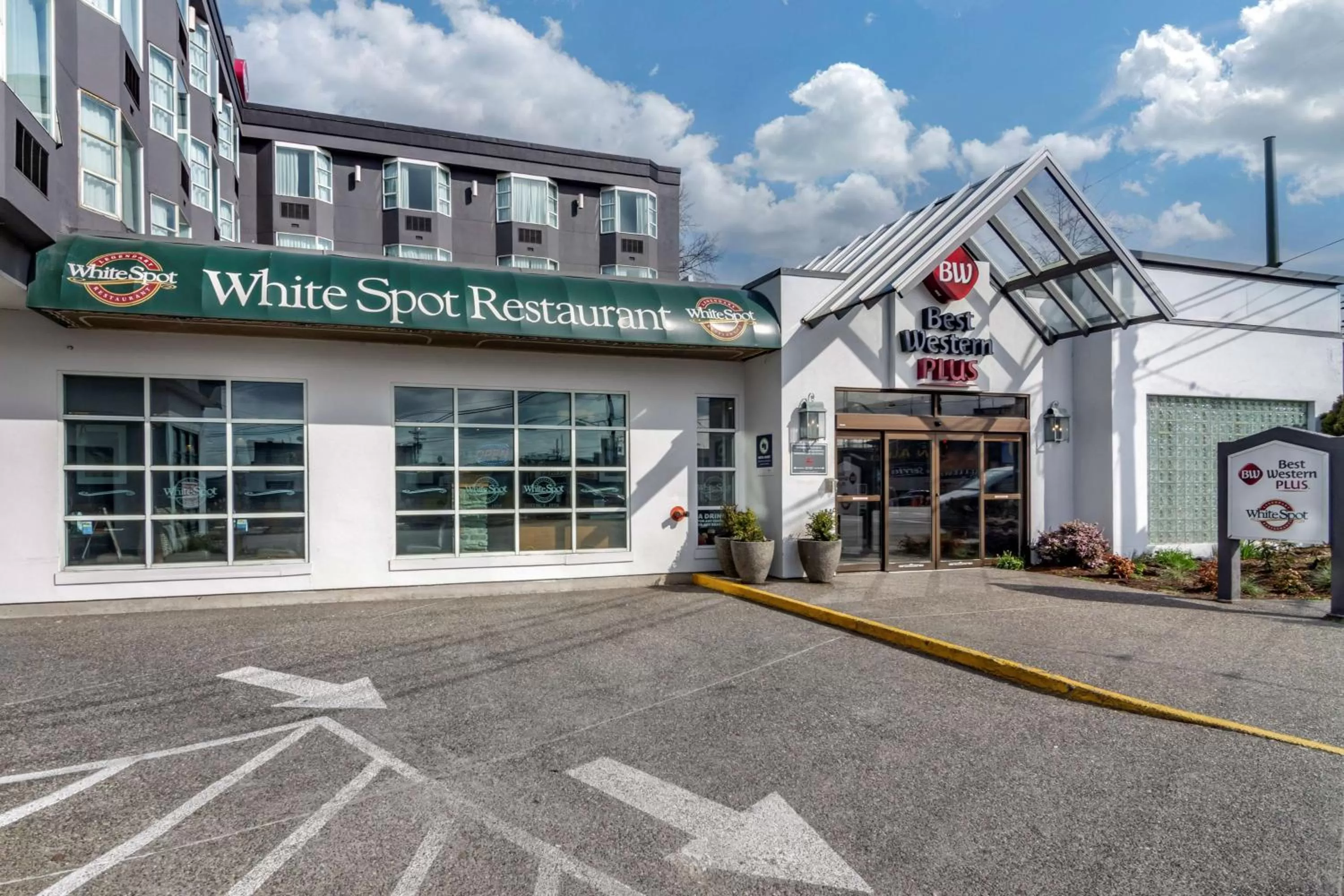 Property building in Best Western Plus Vancouver Airport Hotel