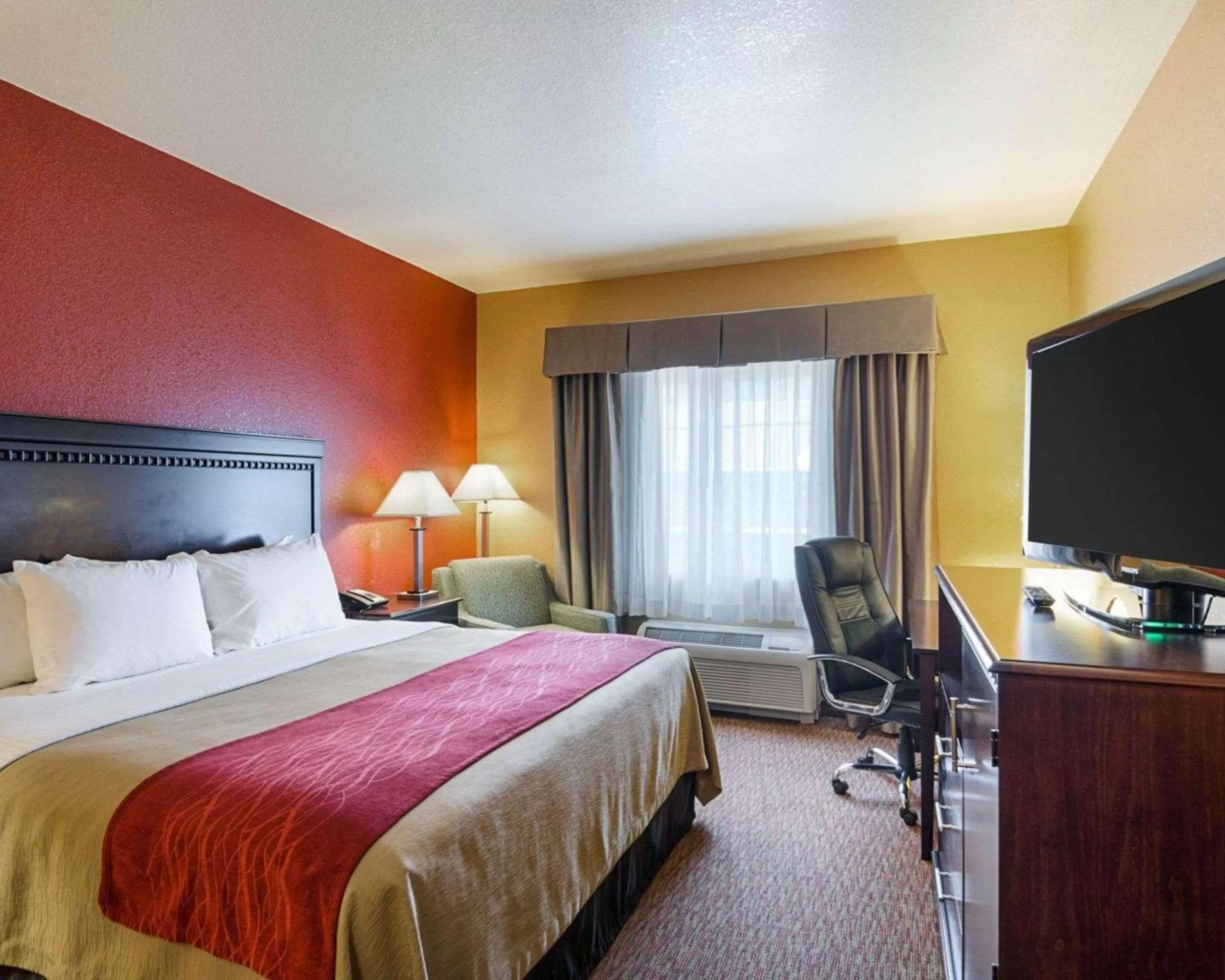 Photo of the whole room, Bed in Comfort Inn & Suites Orange - Montpelier