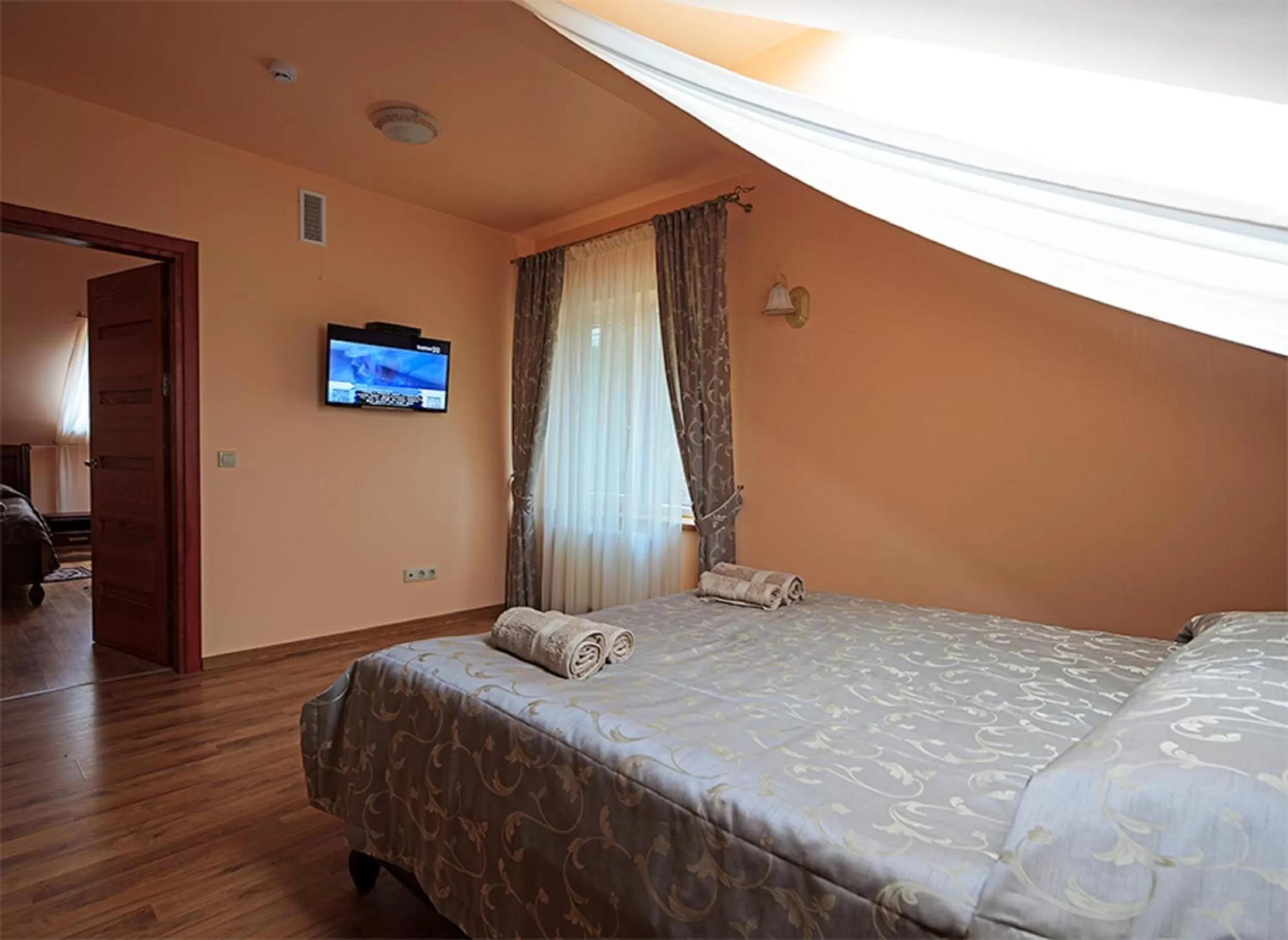 Photo of the whole room, Bed in El Arm El