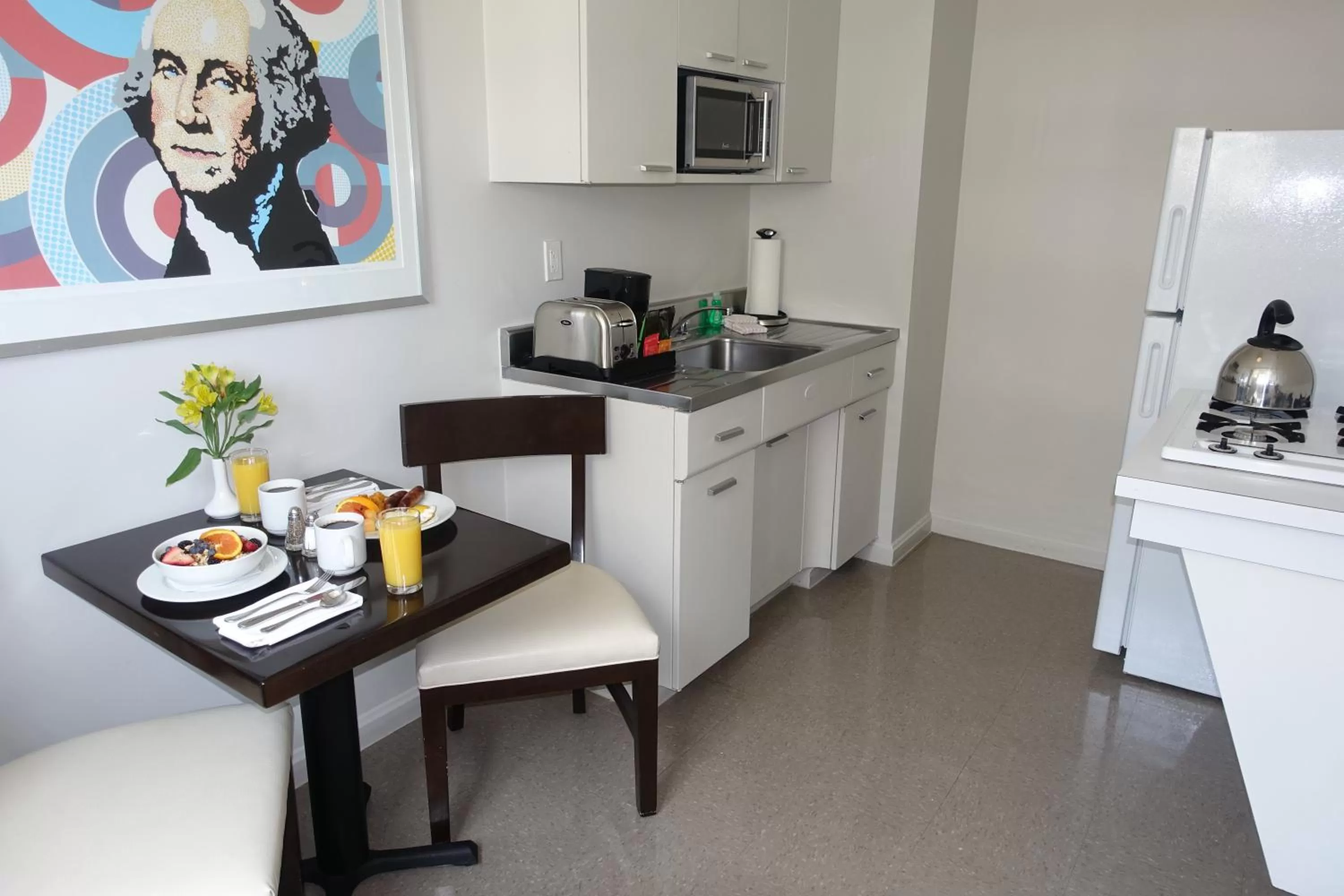 Kitchen or kitchenette in State Plaza Hotel