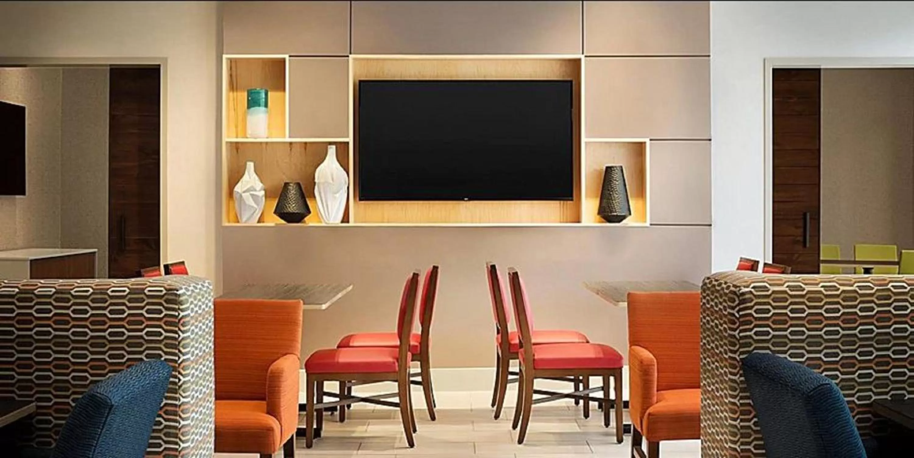 Lounge or bar in Holiday Inn Express & Suites - Savannah W - Chatham Parkway by IHG