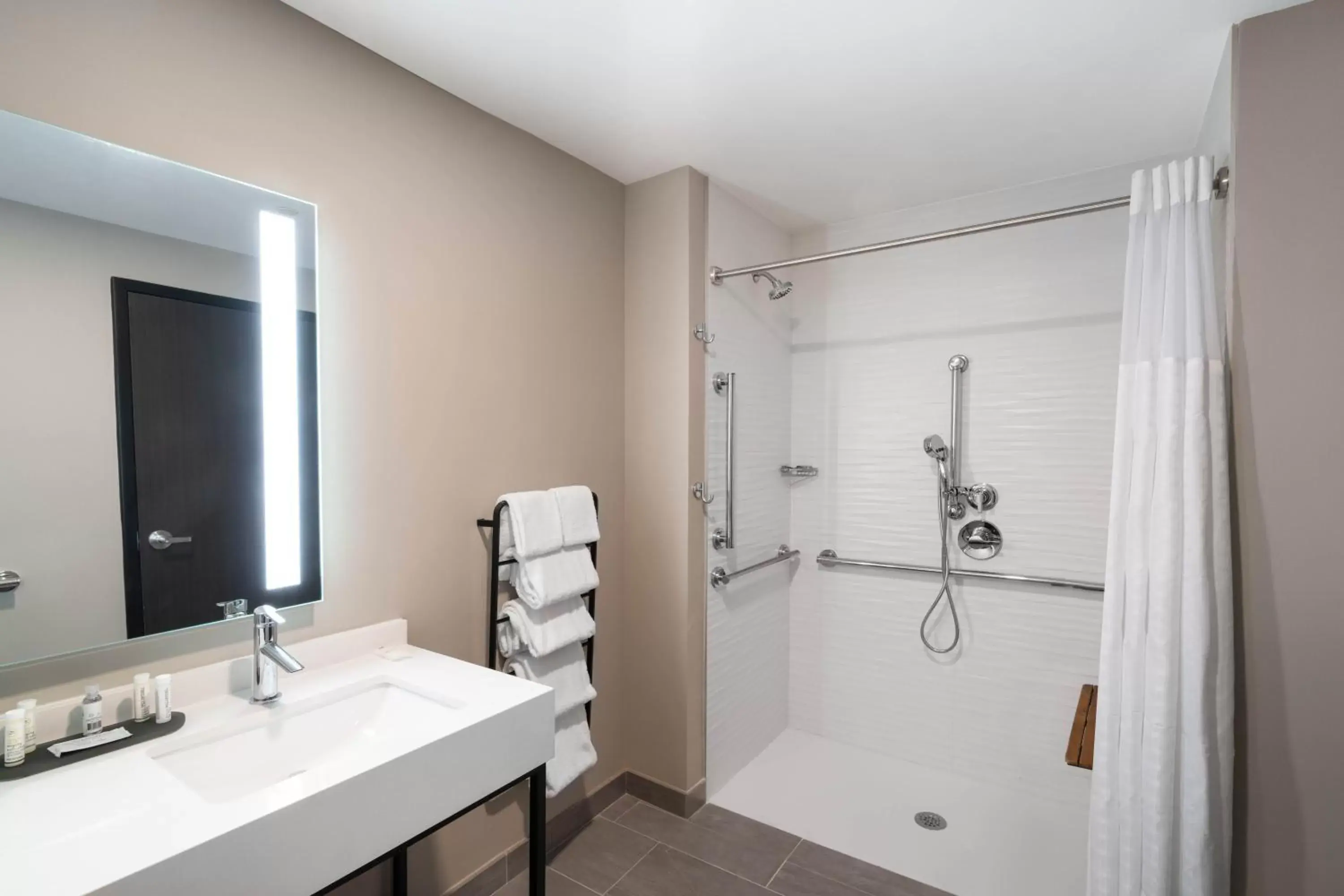 King Room with Roll-in Shower - Mobility Access/Non-Smoking in La Quinta Inn & Suites by Wyndham Nashville Downtown Stadium King Room with Roll-in Shower - Mobility Access/Non-Smoking in La Quinta Inn & Suites by Wyndham Nashville Downtown Stadium