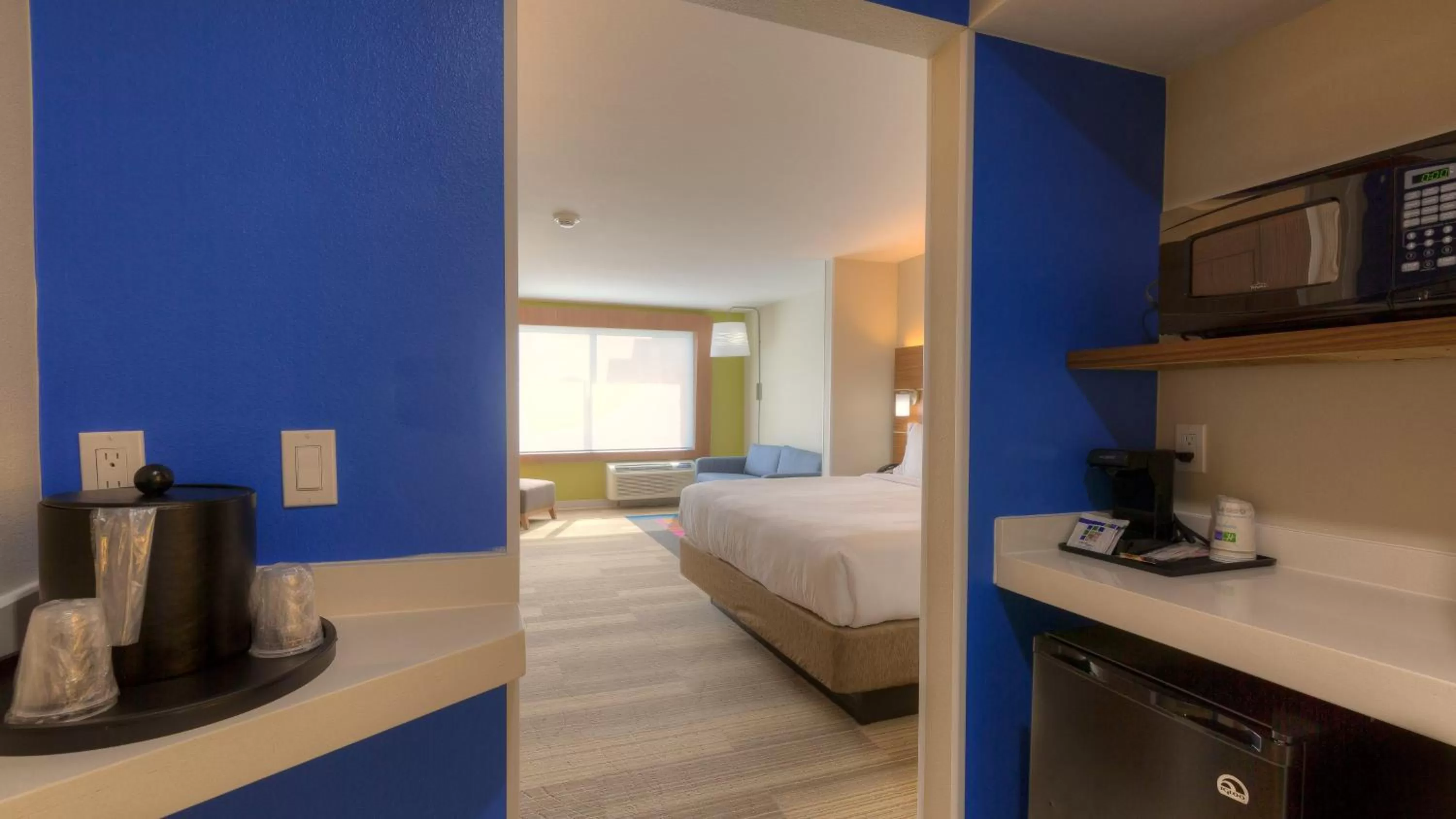 Photo of the whole room, Bed in Holiday Inn Express & Suites Tulsa Midtown by IHG