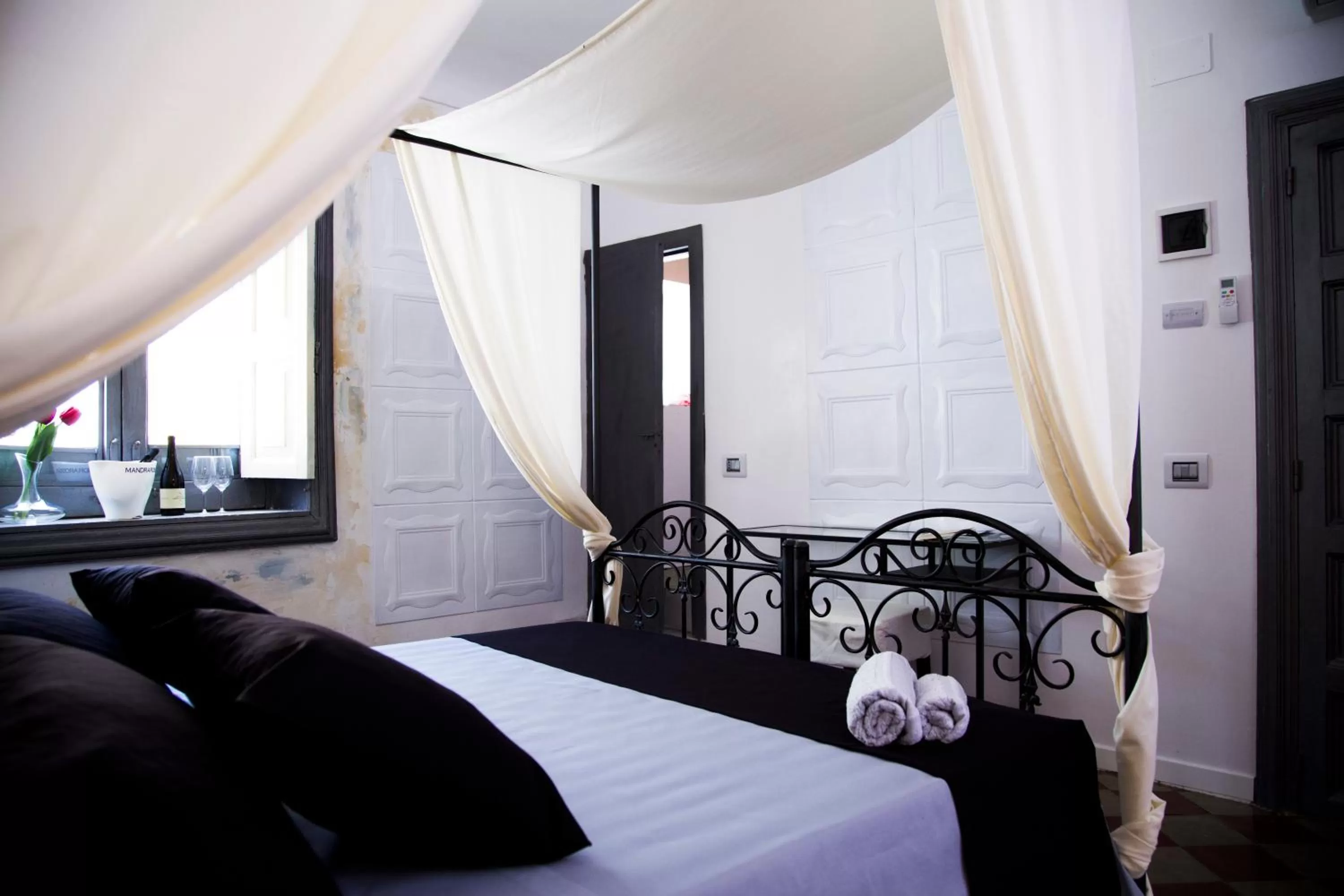 Bedroom, Bed in Community Rooms & Wine