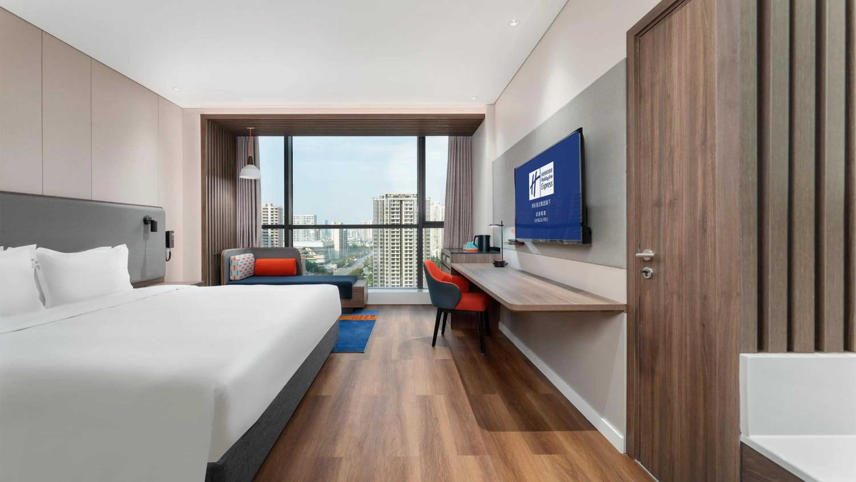 Photo of the whole room, Bed in Holiday Inn Express Chengdu Pidu by IHG