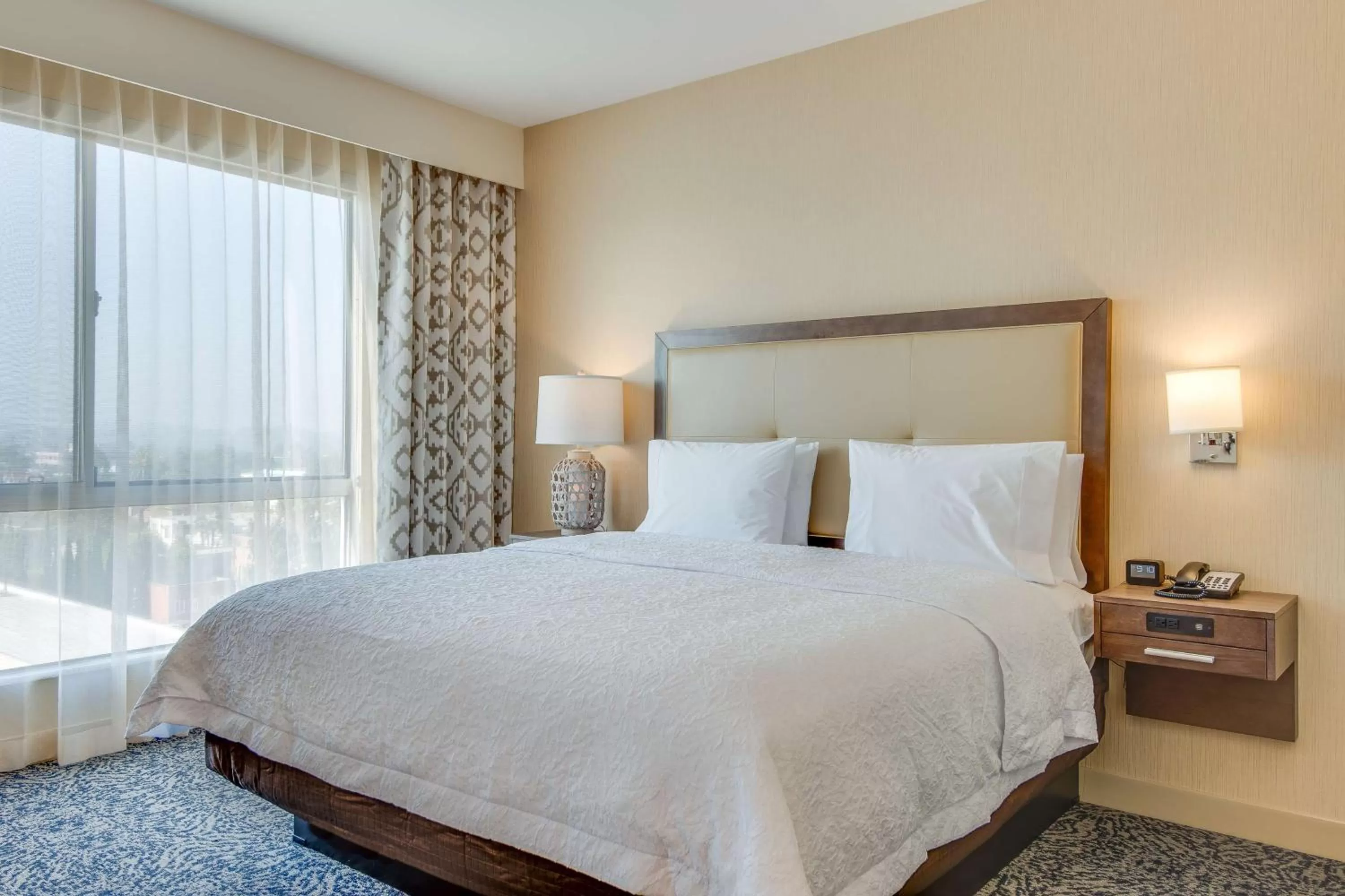 Bed in Hampton Inn & Suites Los Angeles - Glendale