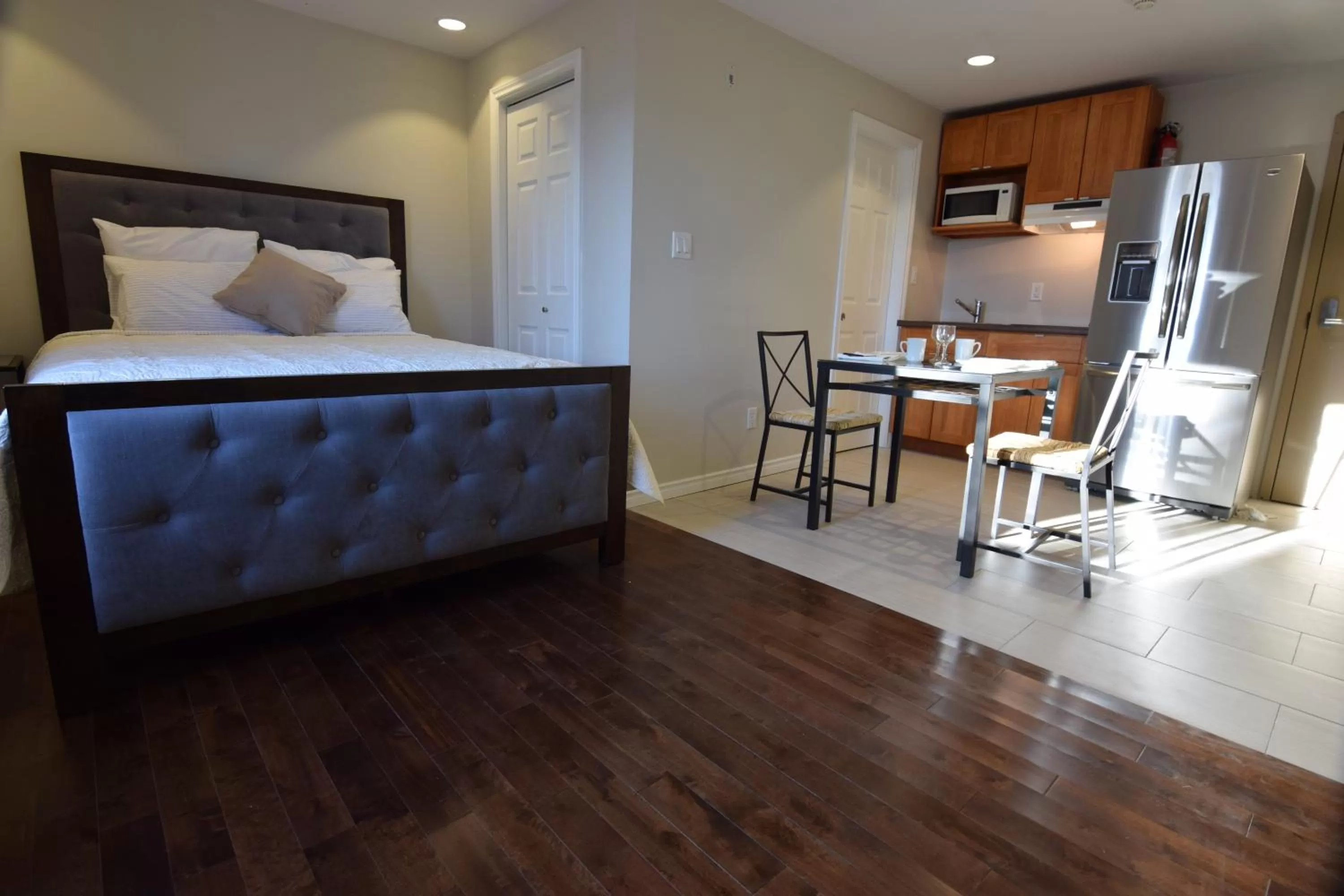 Kitchen or kitchenette, Bed in The Lion Inn & Suites