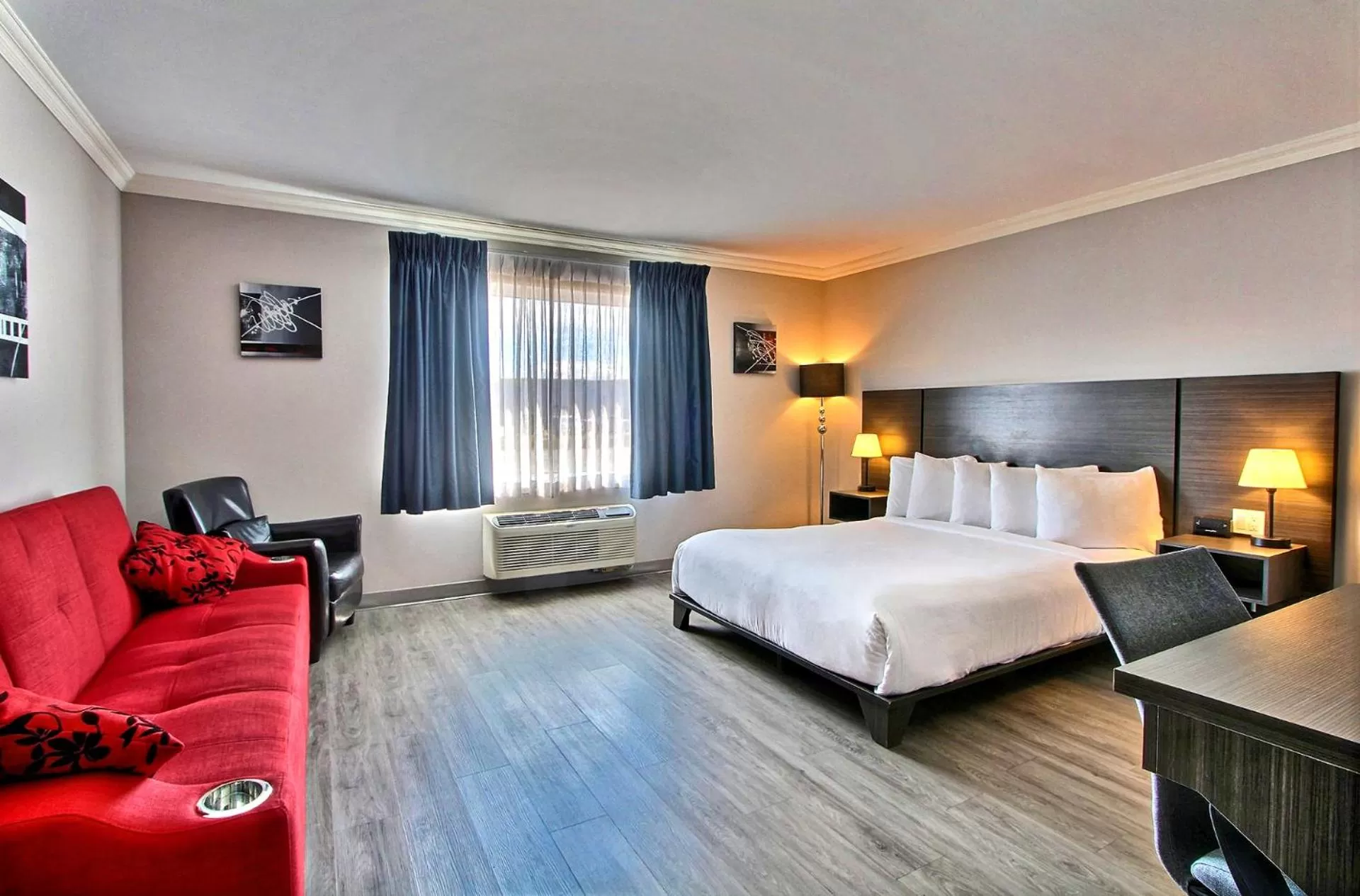 Photo of the whole room, Bed in Hôtel l'Empress