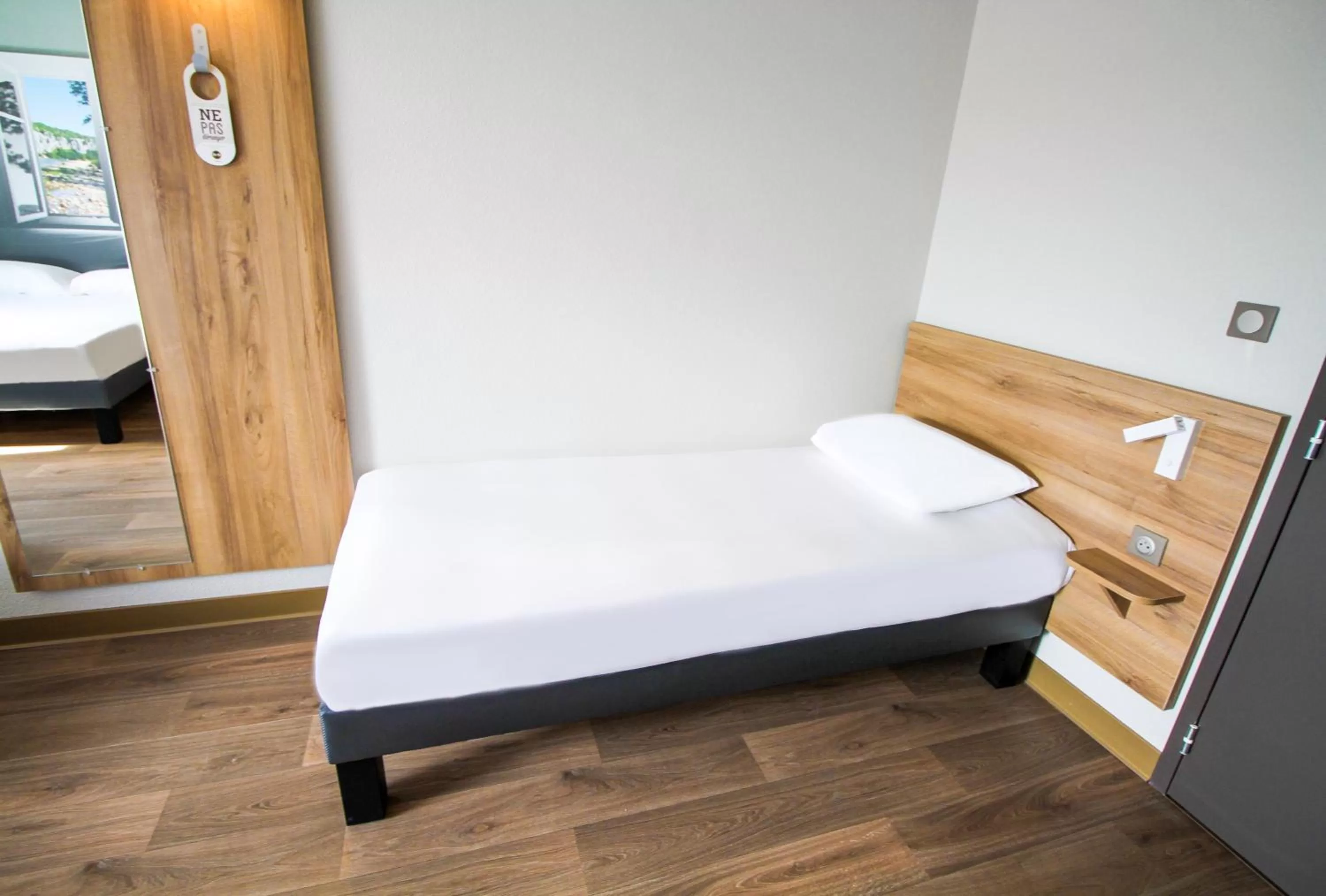 Bed in B&B HOTEL Montélimar Sud