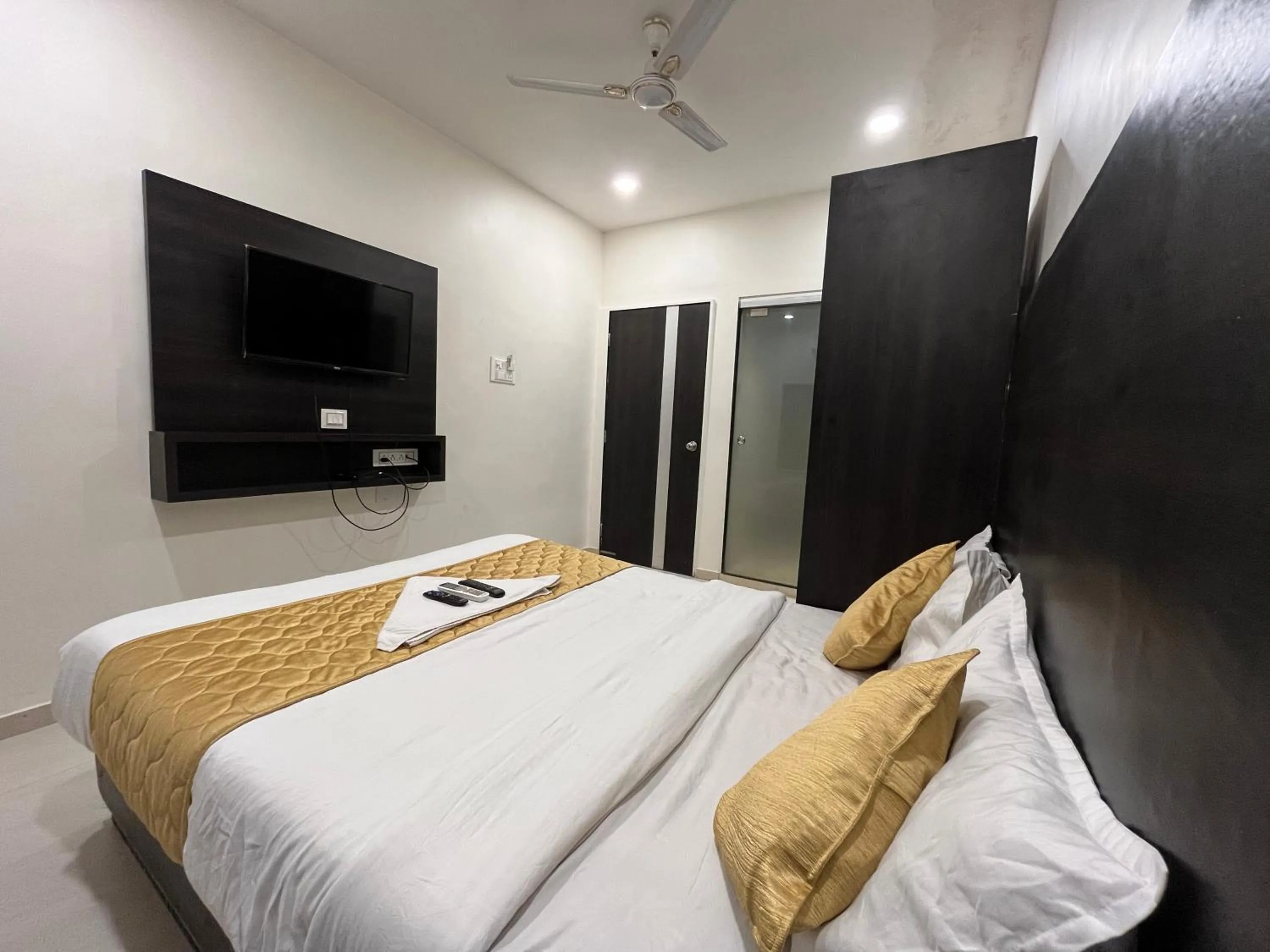 Bed in Wind Flower Regency - Near Kokilaben Hospital