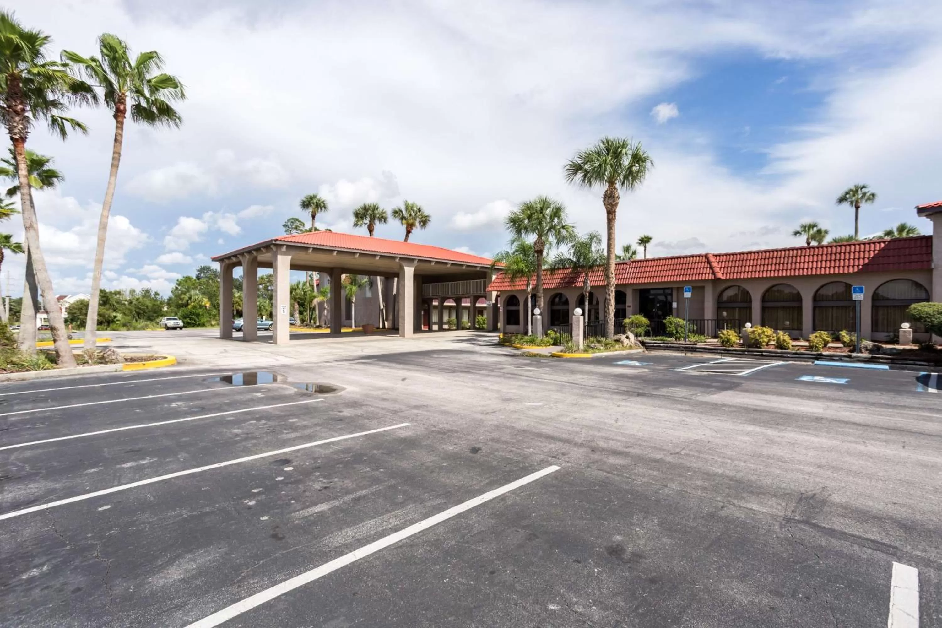 Property building in Motel 6-Spring Hill, FL - Weeki Wachee
