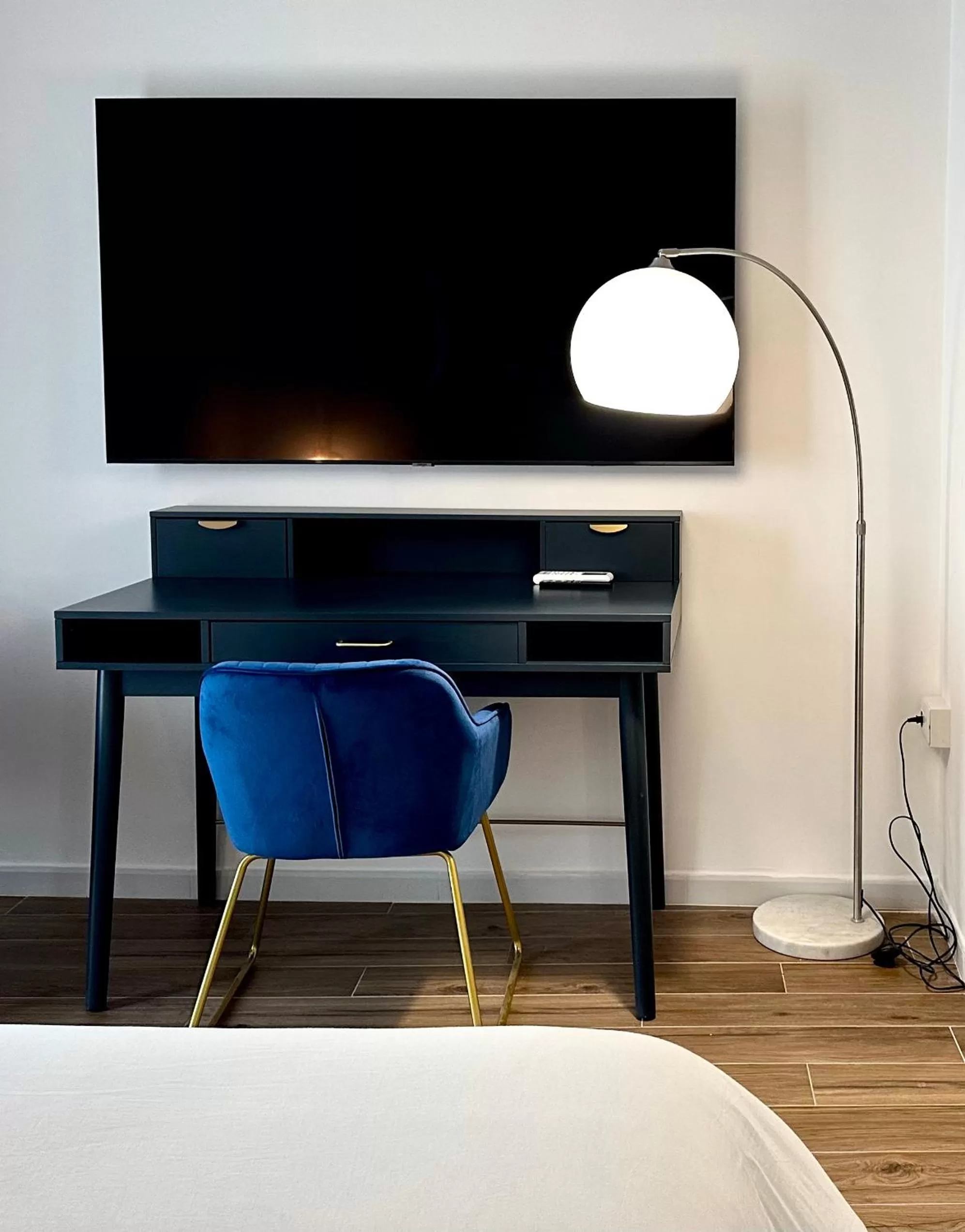 hair dresser, TV/Entertainment Center in Casa Roma