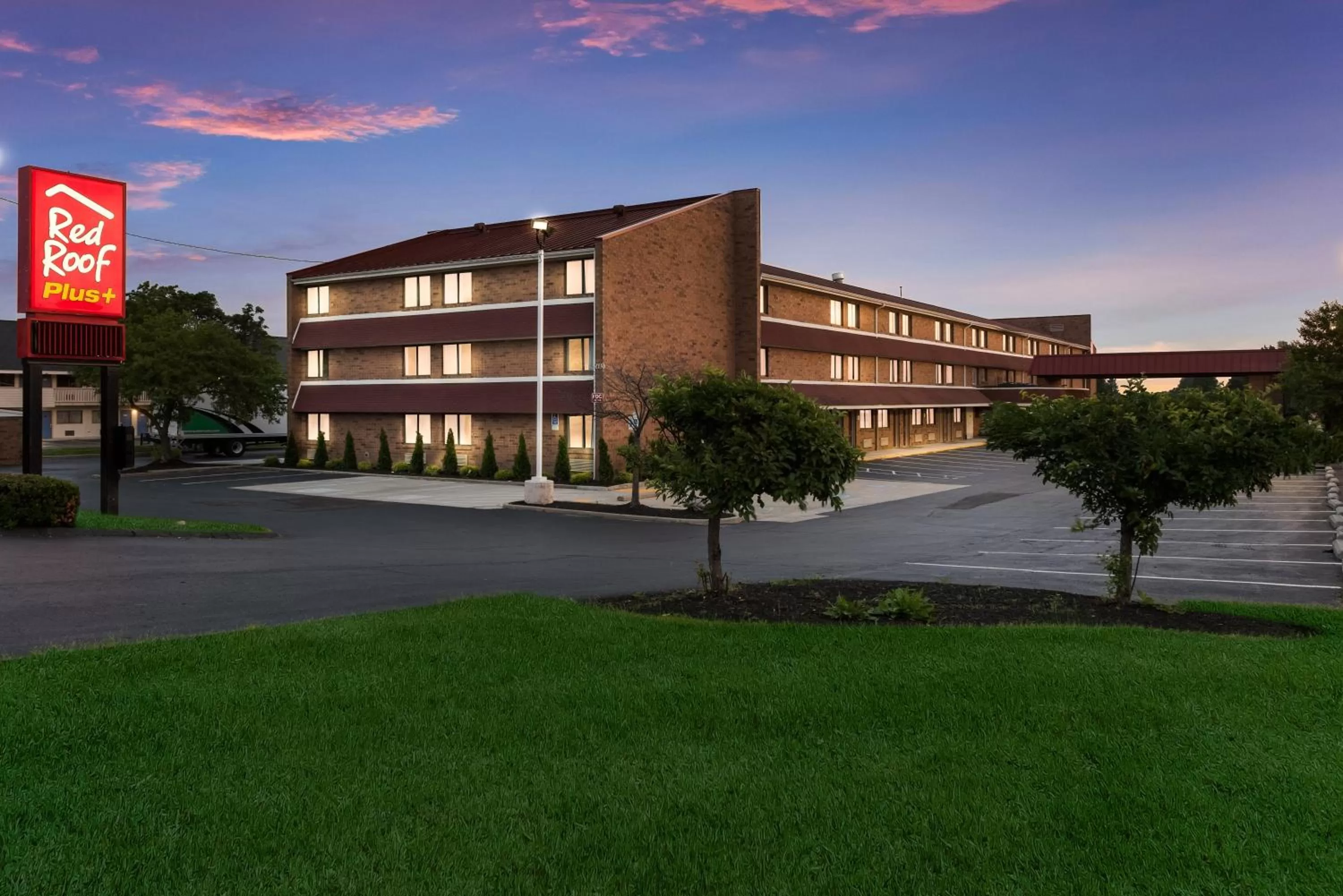 Property building in Red Roof Inn PLUS+ Columbus - Worthington