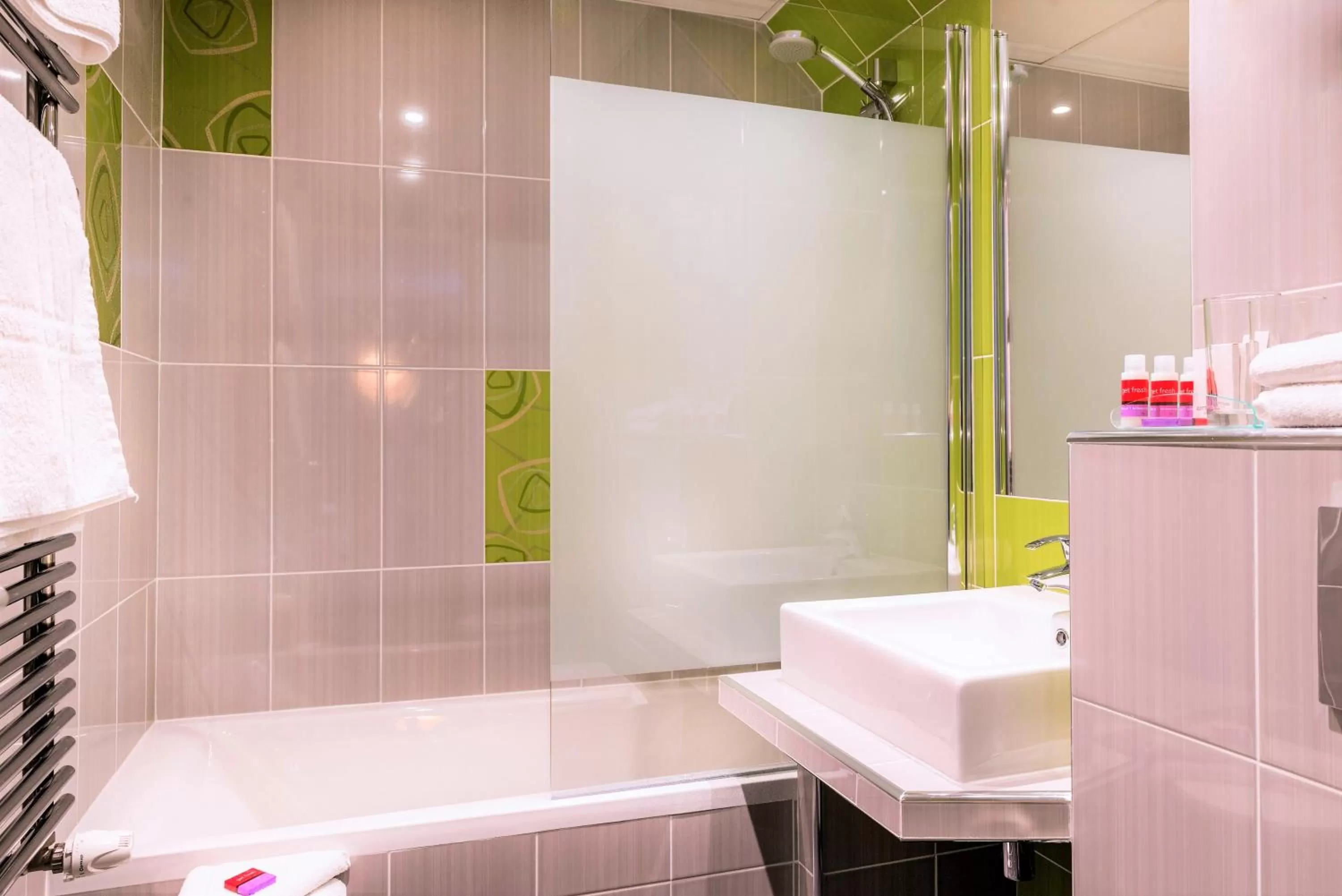 Bathroom in Hotel Glasgow Monceau by Patrick Hayat