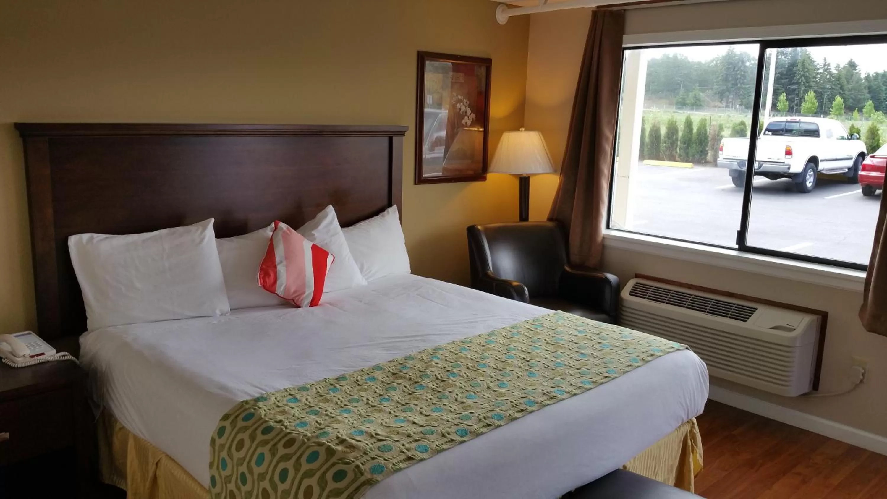 Bedroom, Bed in Days Inn by Wyndham Lakewood South Tacoma