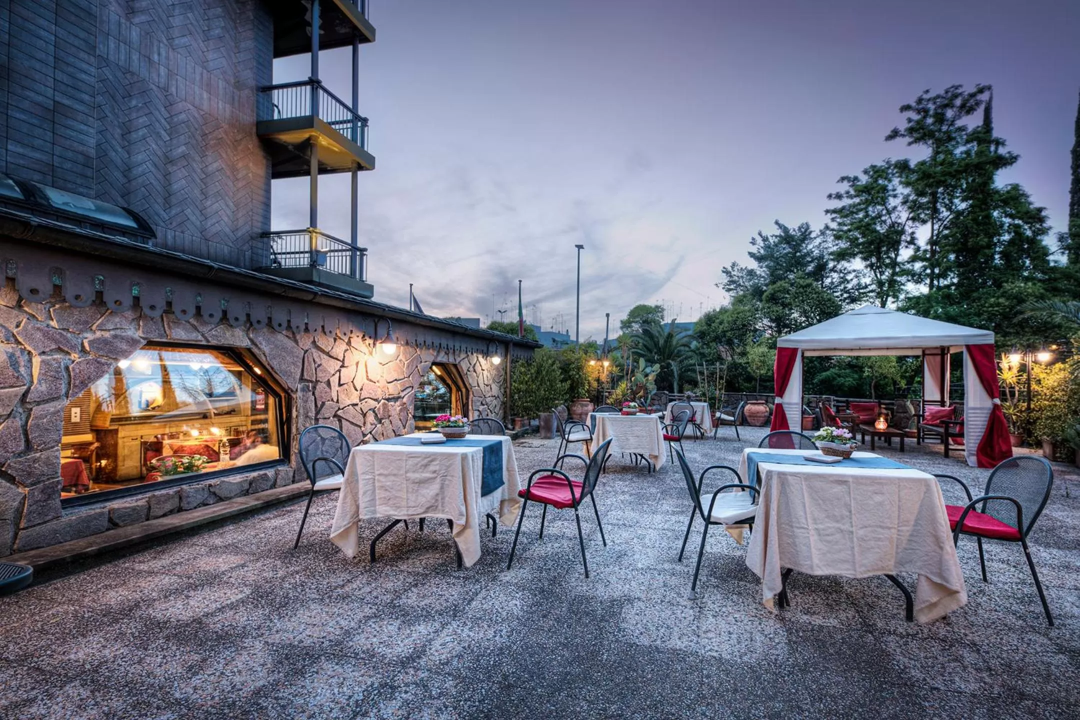 Restaurant/places to eat in Grand Hotel Colony