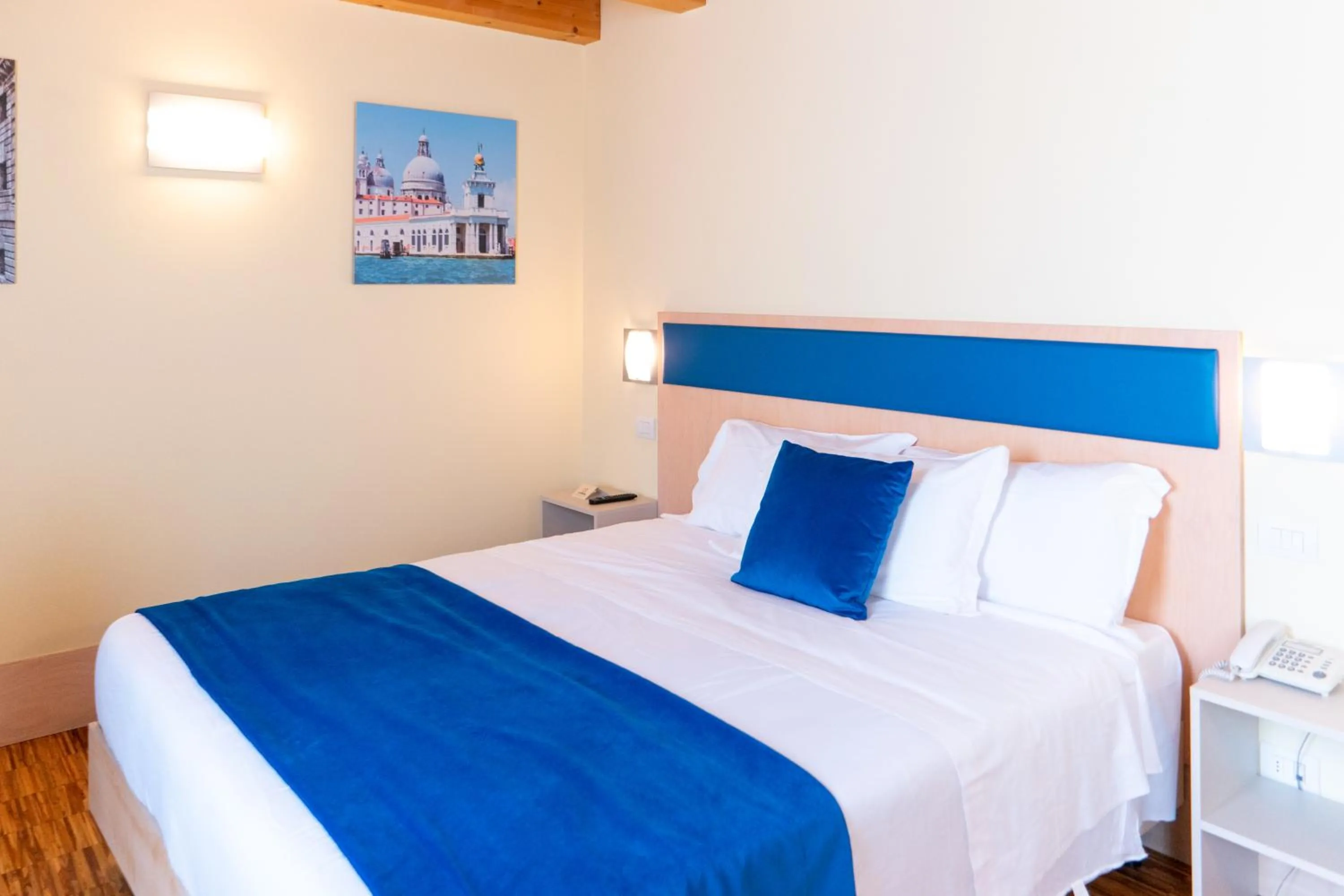 Bedroom, Bed in Hotel Autoespresso Venice - Atika & Atif