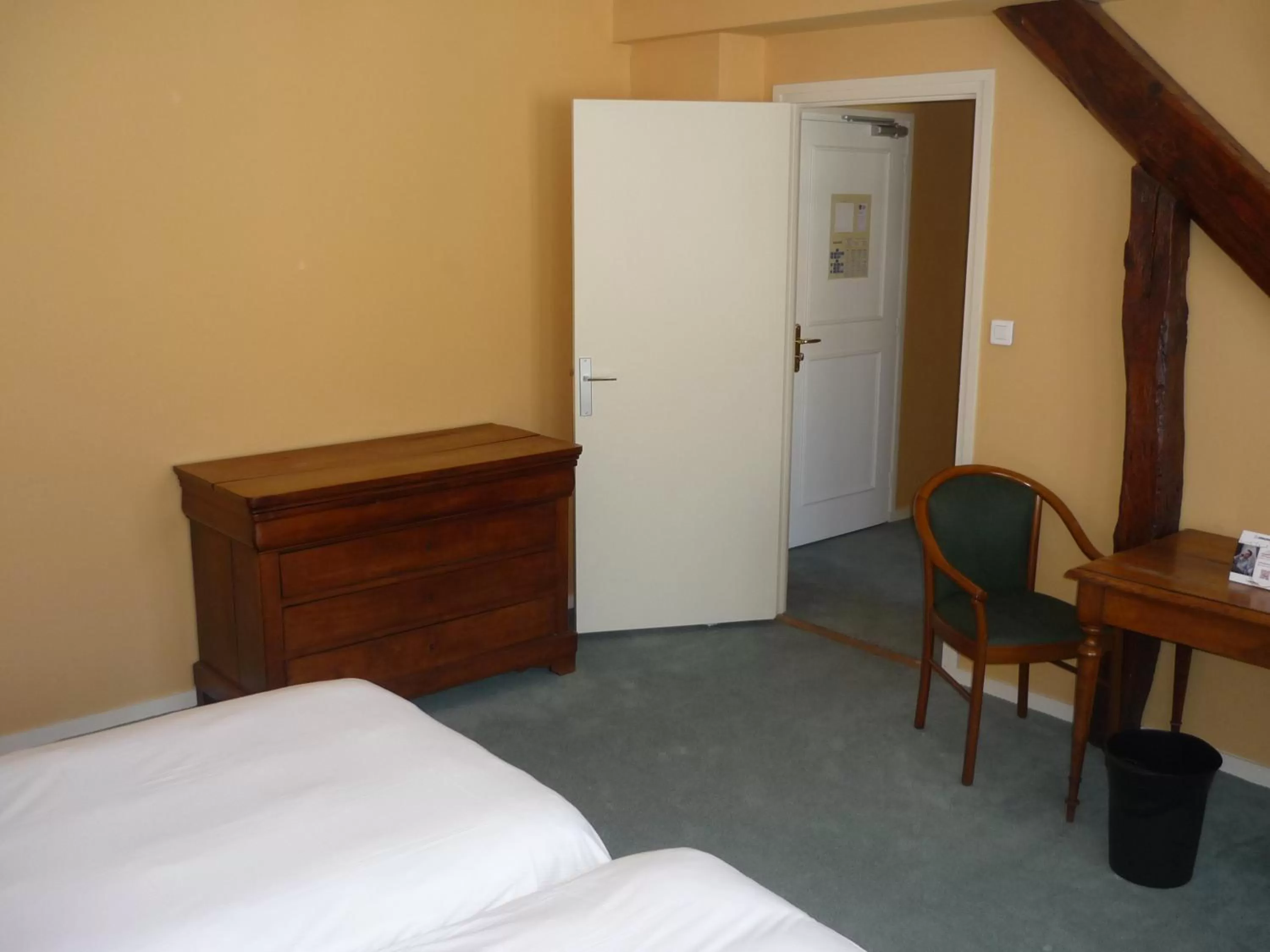 Photo of the whole room, Bed in The Originals Boutique, Hôtel Terminus, Bourg-en-Bresse Gare