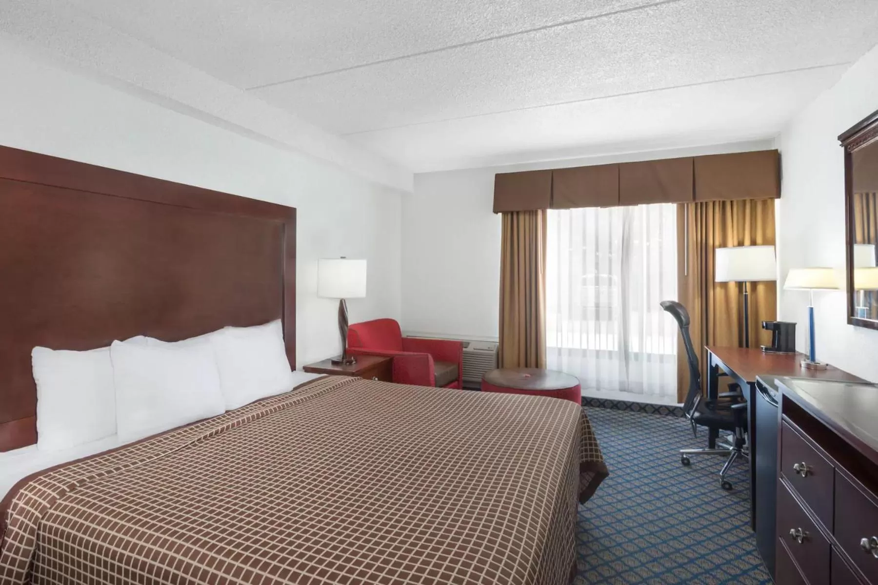 Photo of the whole room, Bed in Days Inn by Wyndham Geneva/Finger Lakes