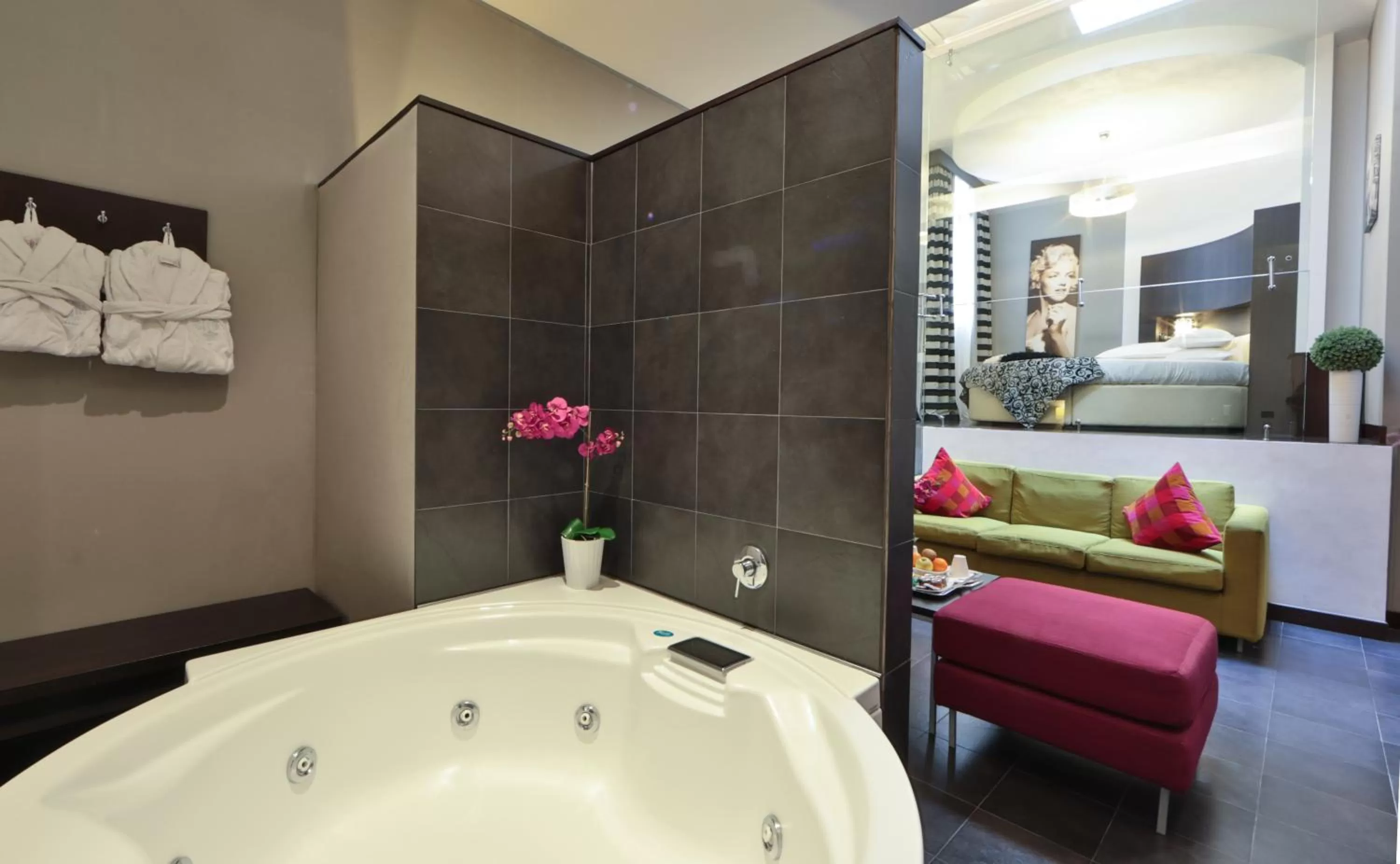 Hot Tub in Best Western Cinemusic Hotel