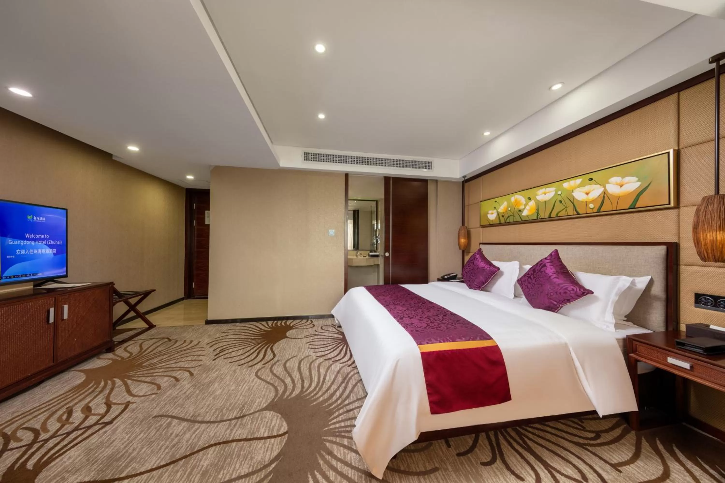 Bed in Guangdong Hotel (Zhuhai)