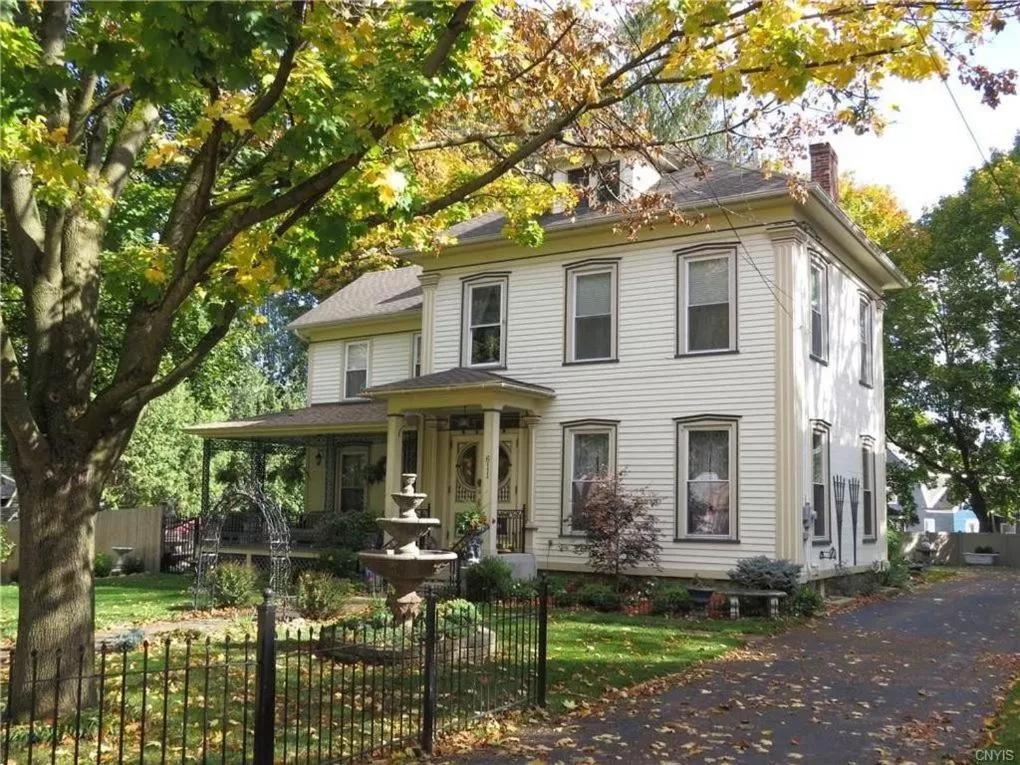 Property Building in Raindrops On Roses Bed & Breakfast