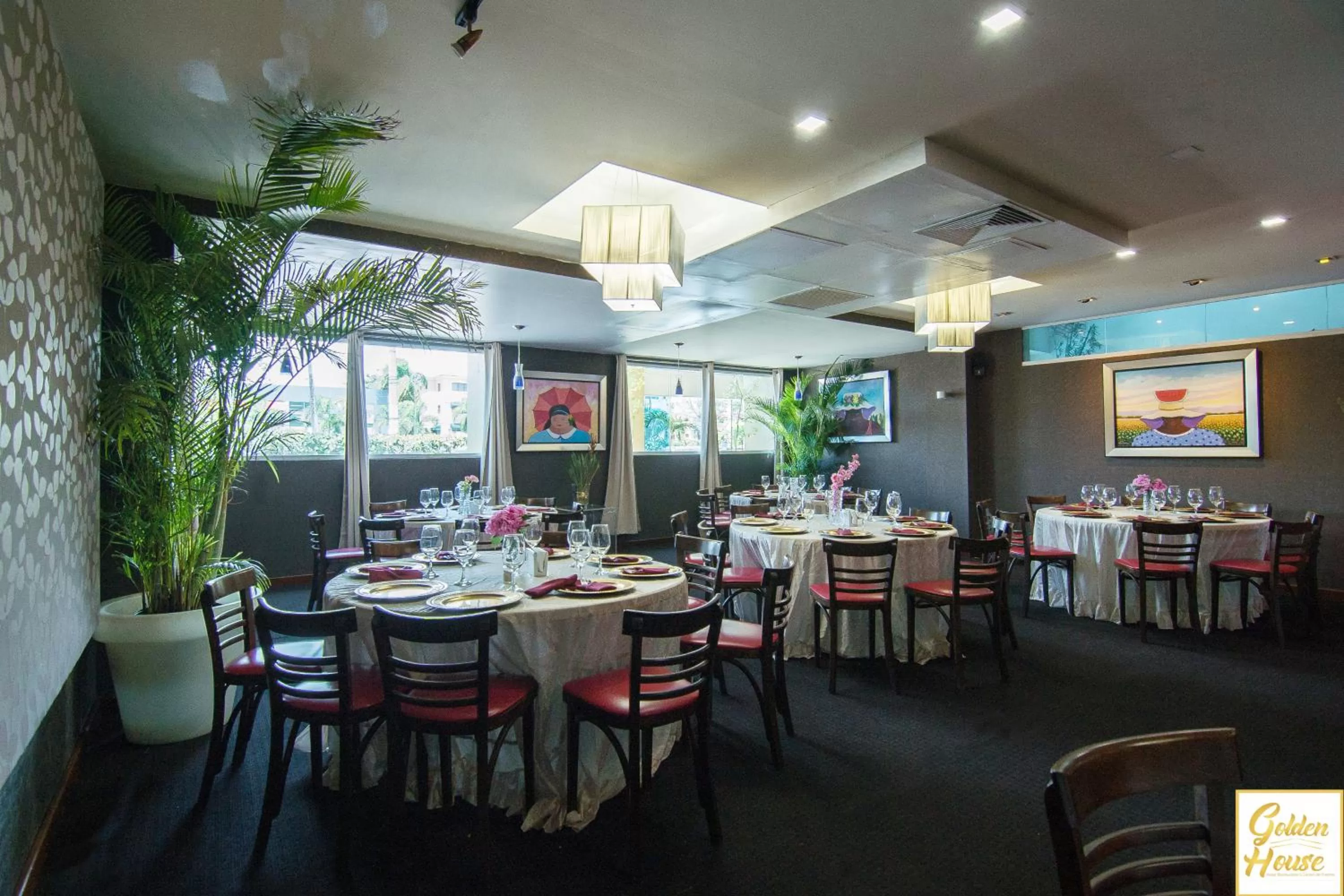 Restaurant/places to eat in Golden House Hotel & Convention Center